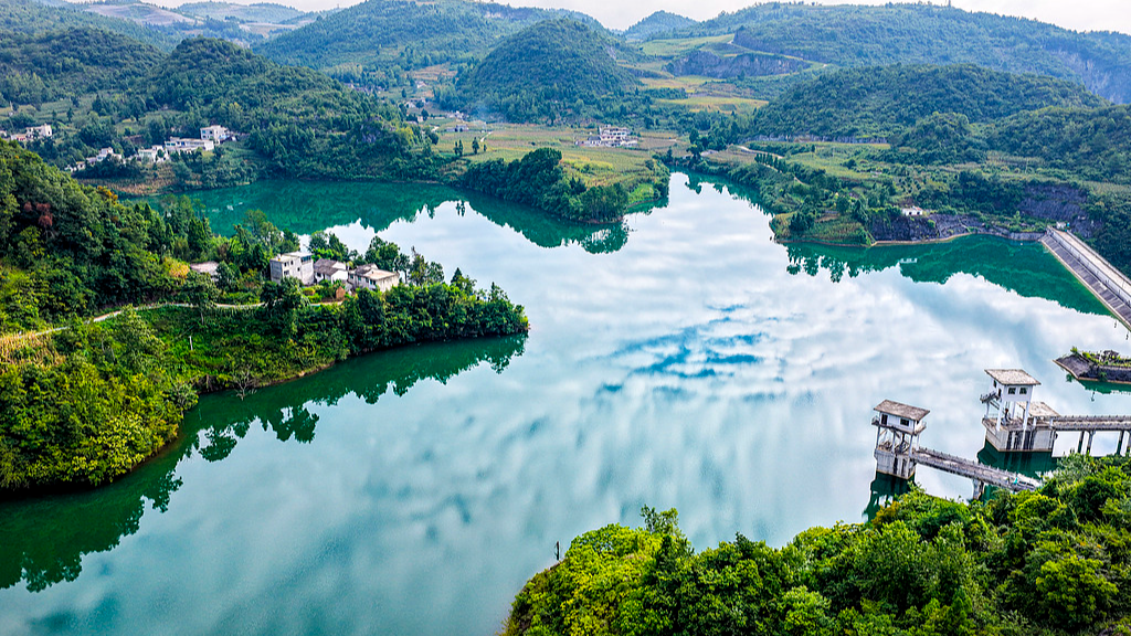 Des montagnes luxuriantes, des eaux claires et des villages forment un paysage harmonieux, Bijie, province du Guizhou (sud-ouest de la Chine), le 14 août 2026. /VCG