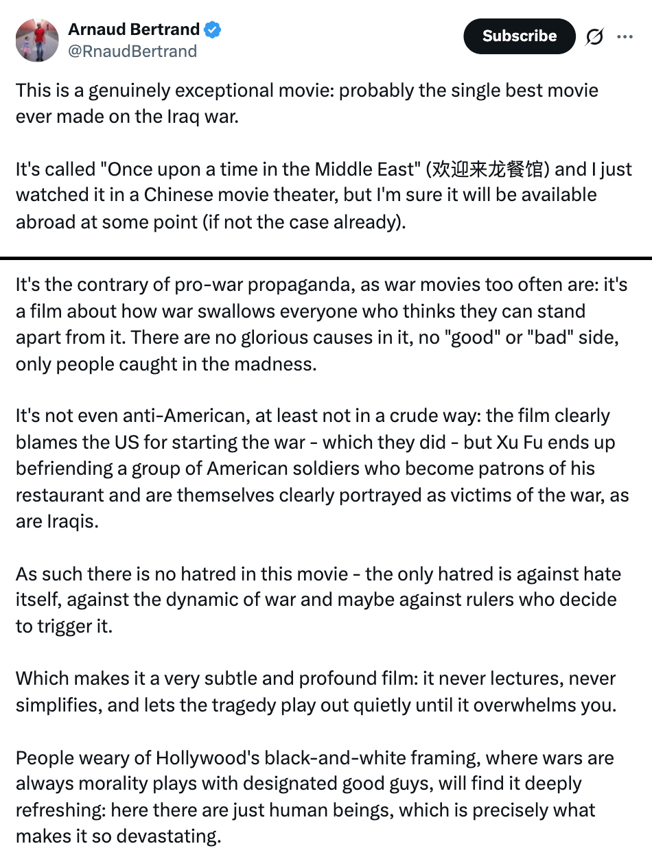 Une capture d'écran composite d'extraits de la critique du film chinois par l'entrepreneur français Arnaud Bertrand 