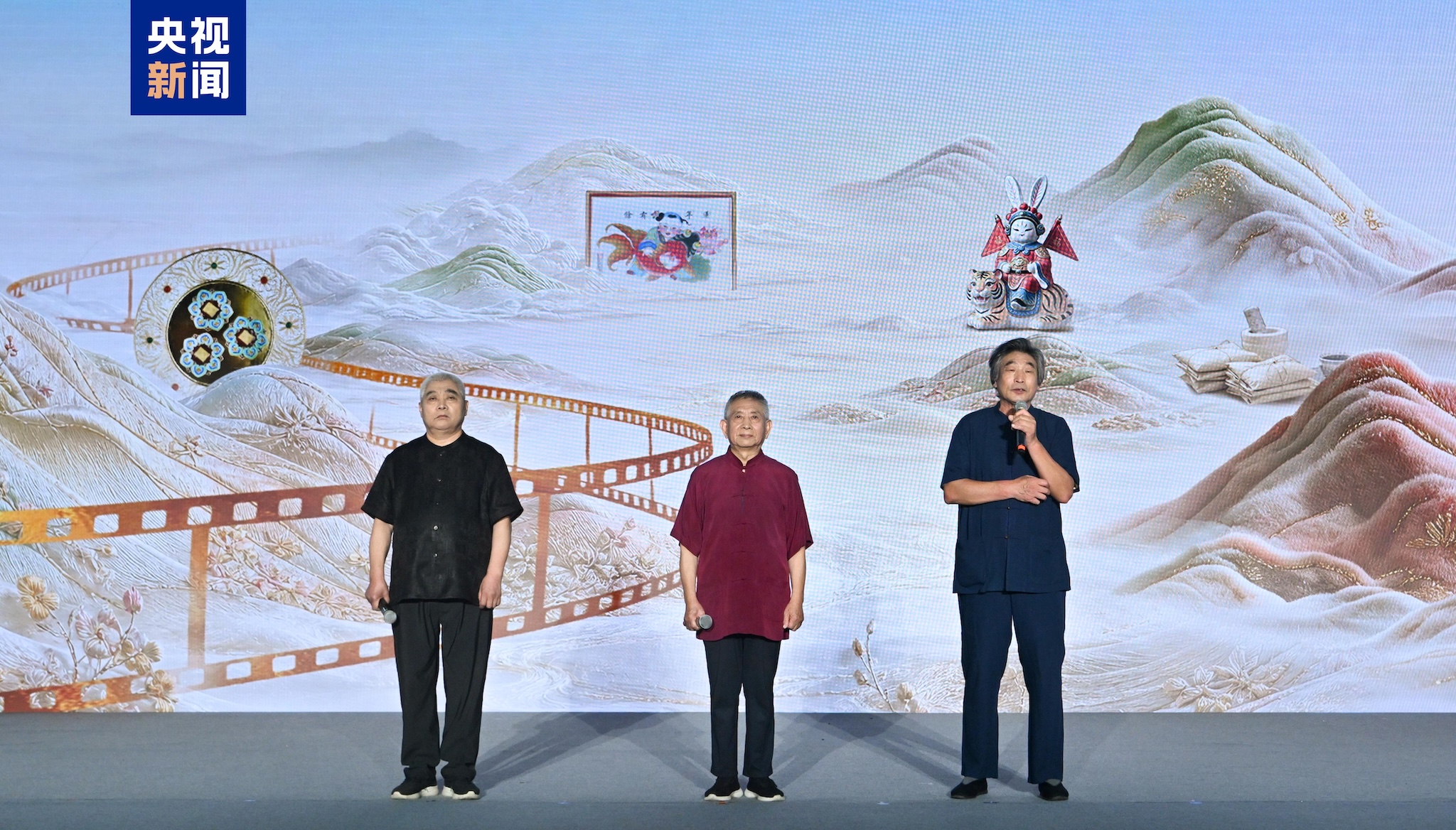Shuang Yan, Huo Qingshun et Ma Fuliang, trois héritiers du patrimoine culturel immatériel au niveau national, font la promotion de l'initiative lors de l'événement. /CMG