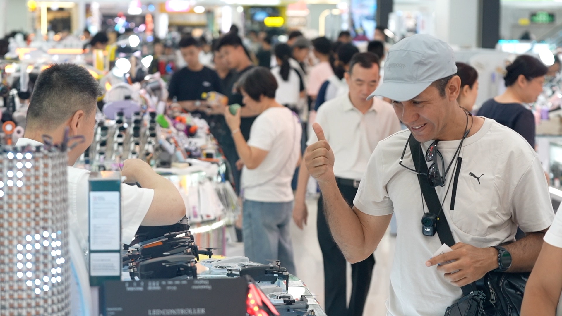 Des gens font du shopping au Huaqiang Electronic World, à Shenzhen, dans la province du Guangdong (sud de la Chine), le 12 août 2026. /CGTN