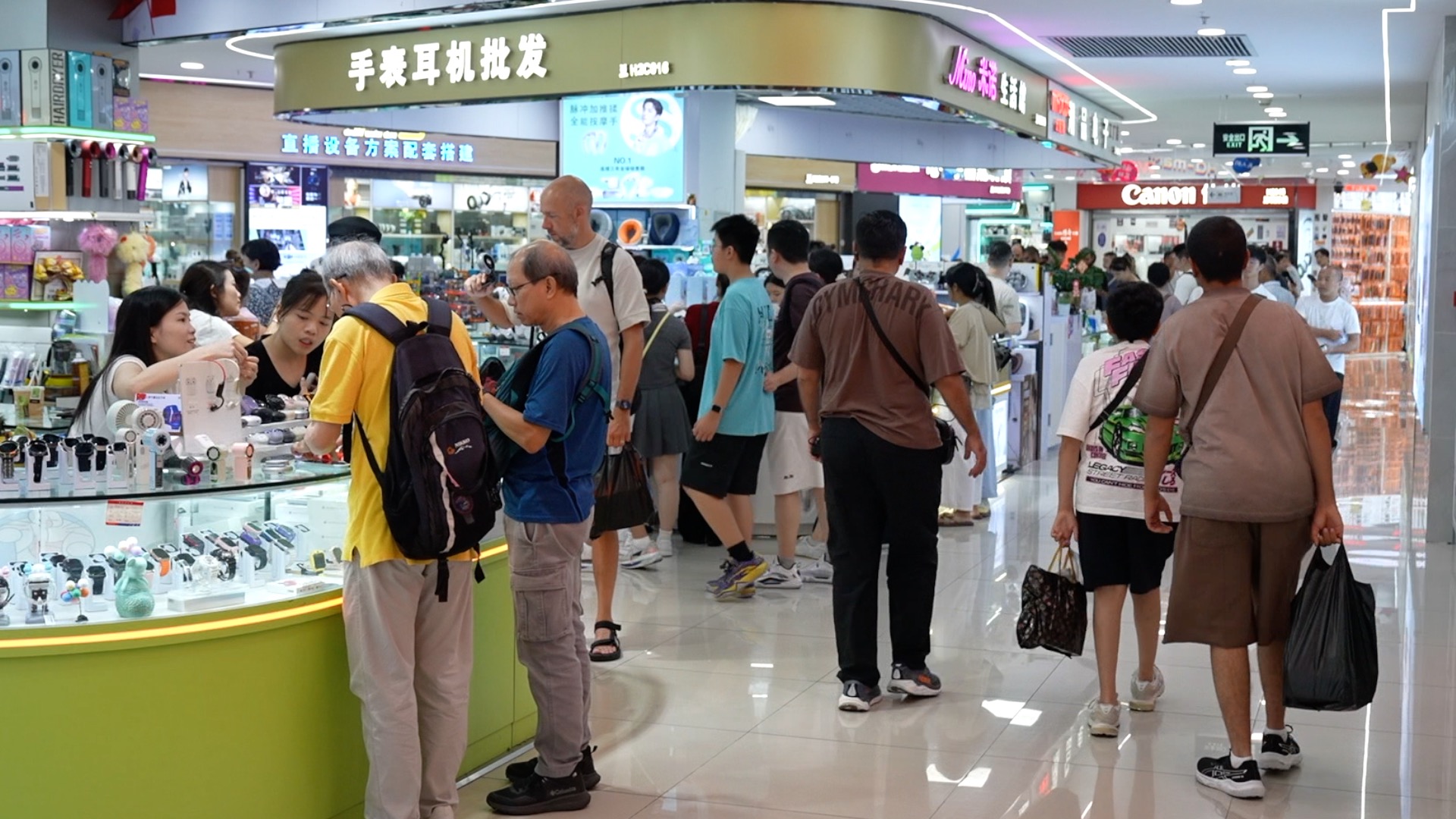 Des visiteurs étrangers sont vus à l'intérieur du Huaqiang Electronic World, à Shenzhen, dans la province du Guangdong (sud de la Chine), le 12 août 2026. /CGTN