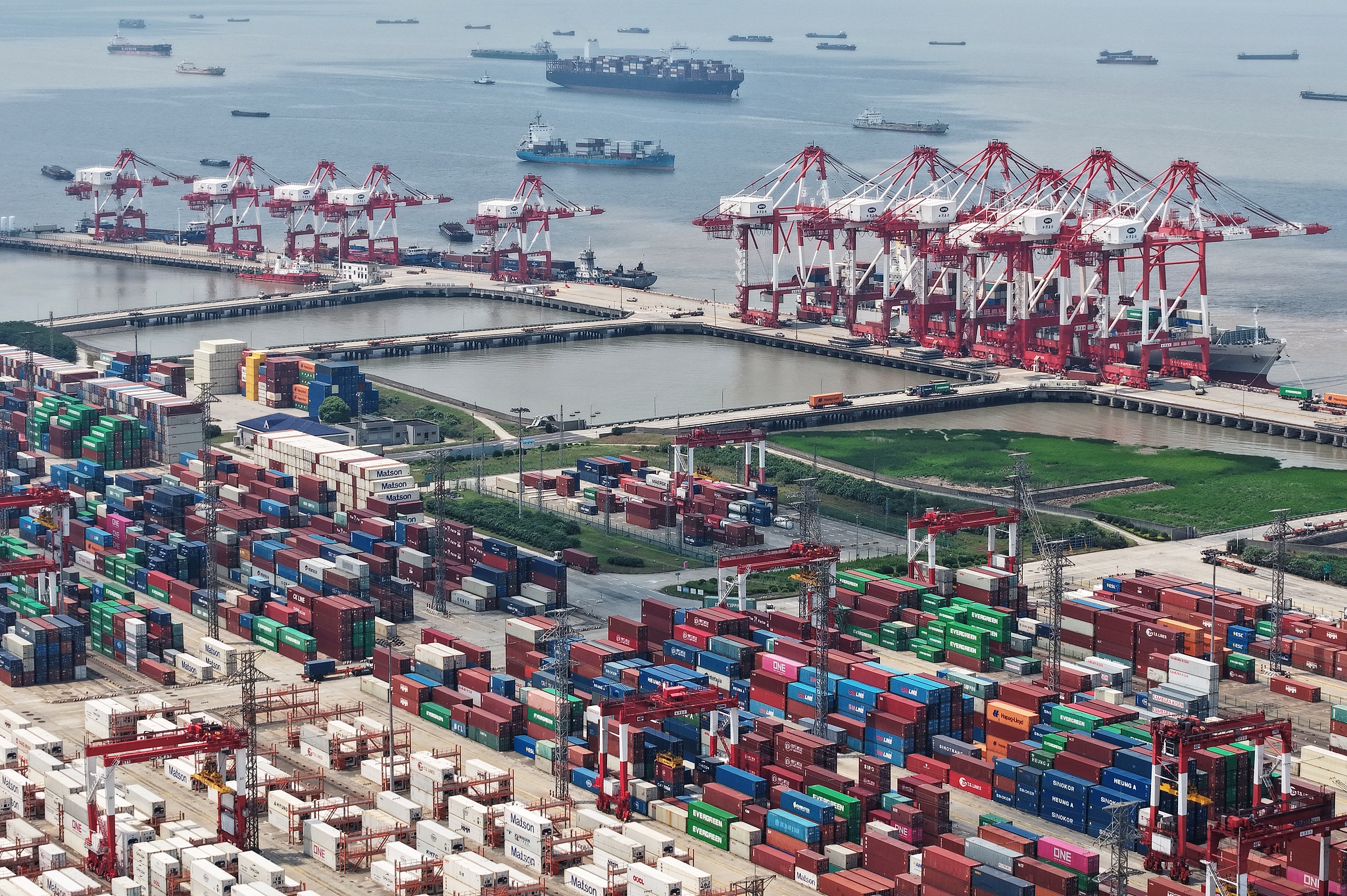 Opérations chargées dans un terminal à conteneurs de commerce extérieur à Shanghai, en Chine, le 24 juillet 2026. /VCG