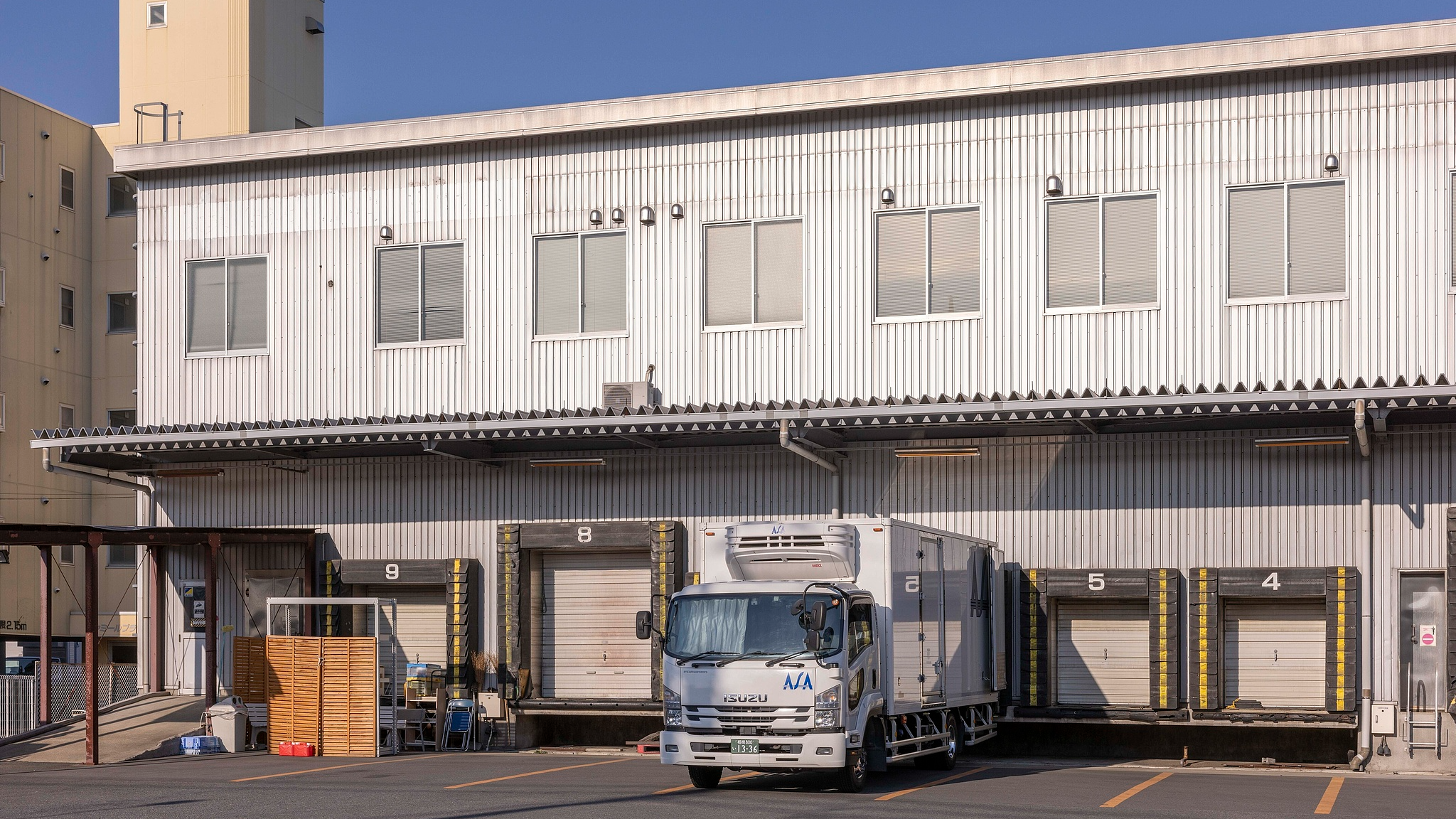 Une zone de chargement vide d'un entrepôt à l'intérieur d'une zone industrielle à Yokohama, au Japon, le 16 janvier 2026. /VCG