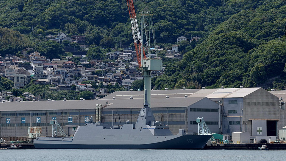 Une frégate furtive de classe Mogami de la Force d'autodéfense maritime japonaise est amarrée au chantier naval Mitsubishi Heavy Industries à Nagasaki, au Japon, le 20 mai 2026. /VCG