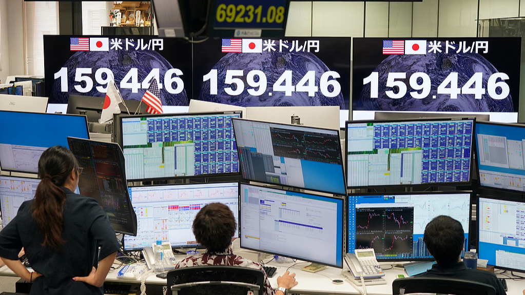 Un tableau électronique affiche le taux de change du yen japonais par rapport au dollar américain dans le quartier de Minato, Tokyo, Japon, le 14 août 2026. /VCG