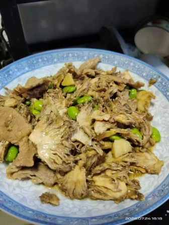 Edamame vert sauté avec le champignon fruit royal de huitième génération, Deqing, province du Zhejiang, Chine orientale, juillet 2026. /Deng Lixing