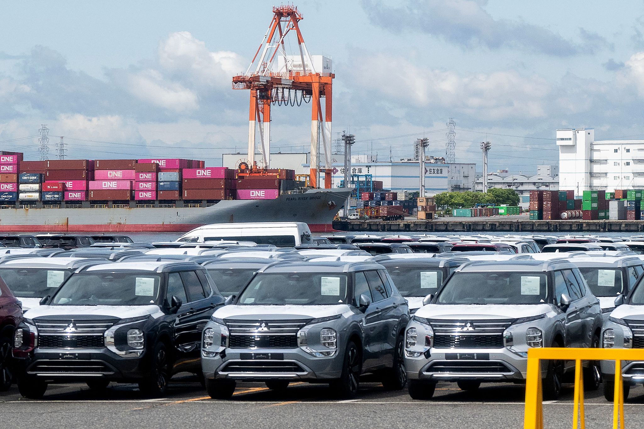 Des voitures japonaises destinées à l'exportation sont photographiées devant un porte-conteneurs dans un port de Nagoya, au Japon, le 22 mai 2026. /VCG