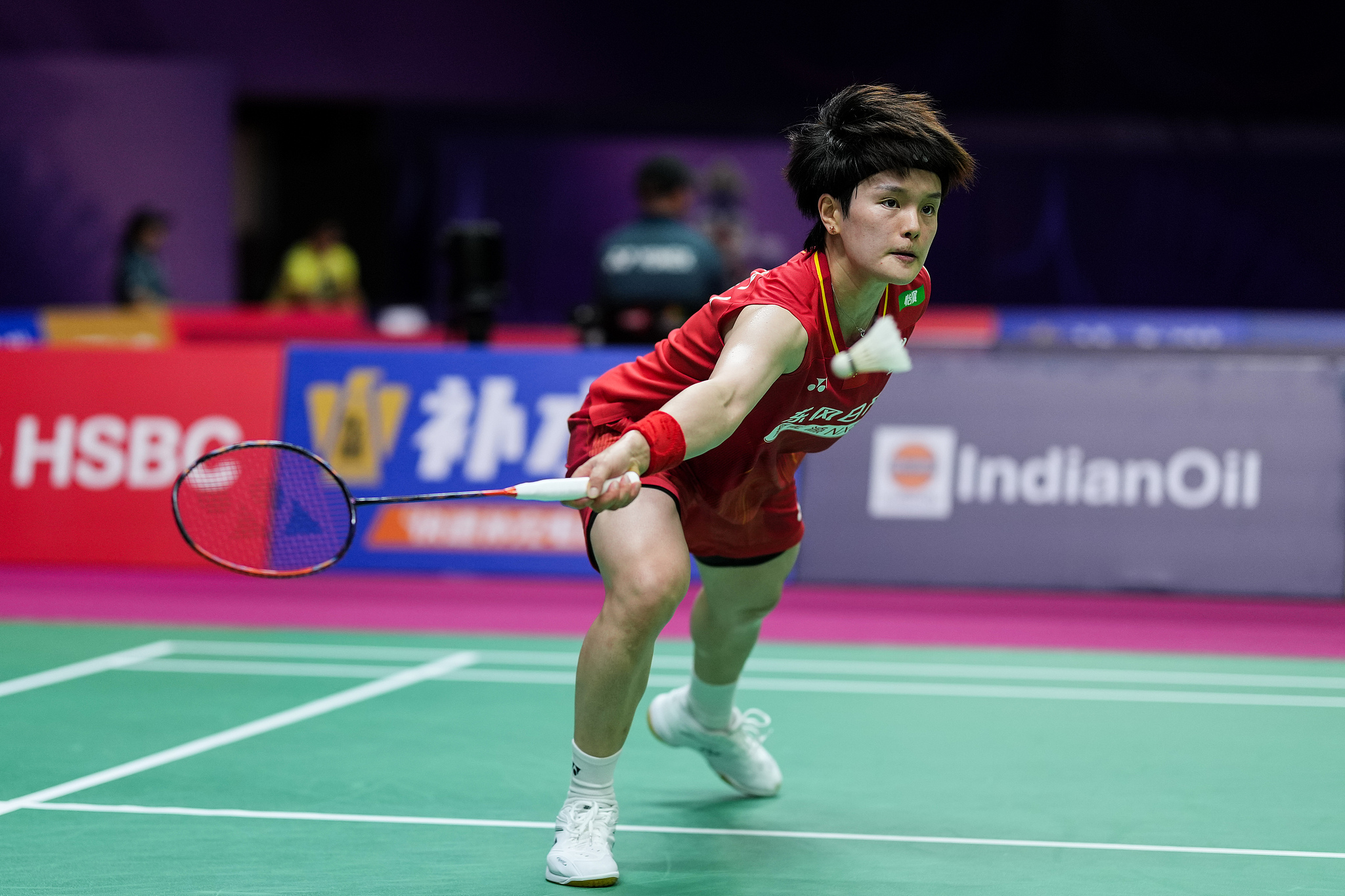 La Chinoise Wang Zhiyi tire contre l'Américaine Beiwen Zhang lors d'un match en simple féminin au premier tour des Championnats du monde BWF à New Delhi, en Inde, le 17 août 2026. /VCG