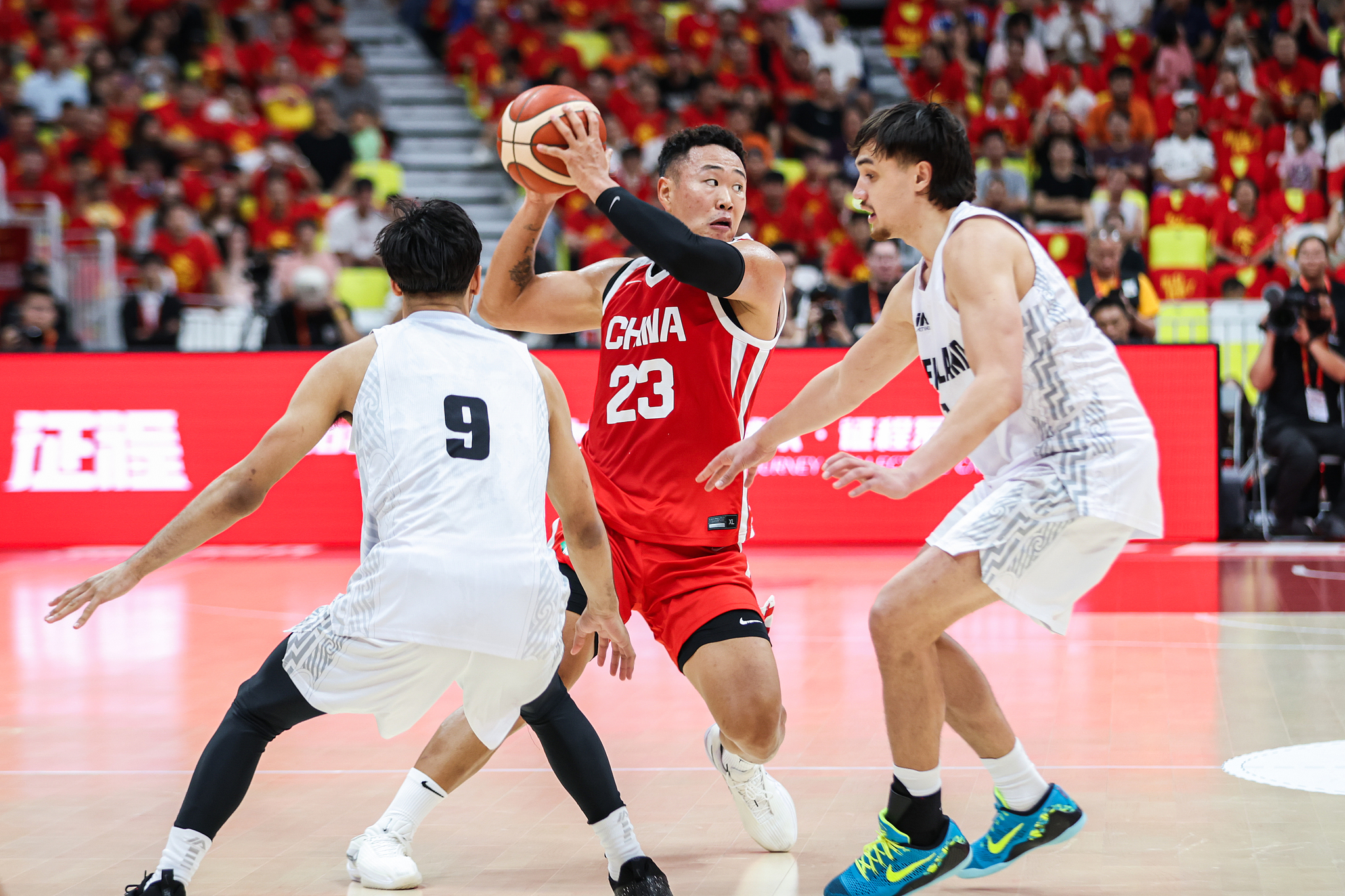 Le garde chinois He Xining (#23) tente de passer le ballon contre la Nouvelle-Zélande lors d'un match d'échauffement à Foshan, dans la province du Guangdong (sud de la Chine), le 17 août 2026. /VCG