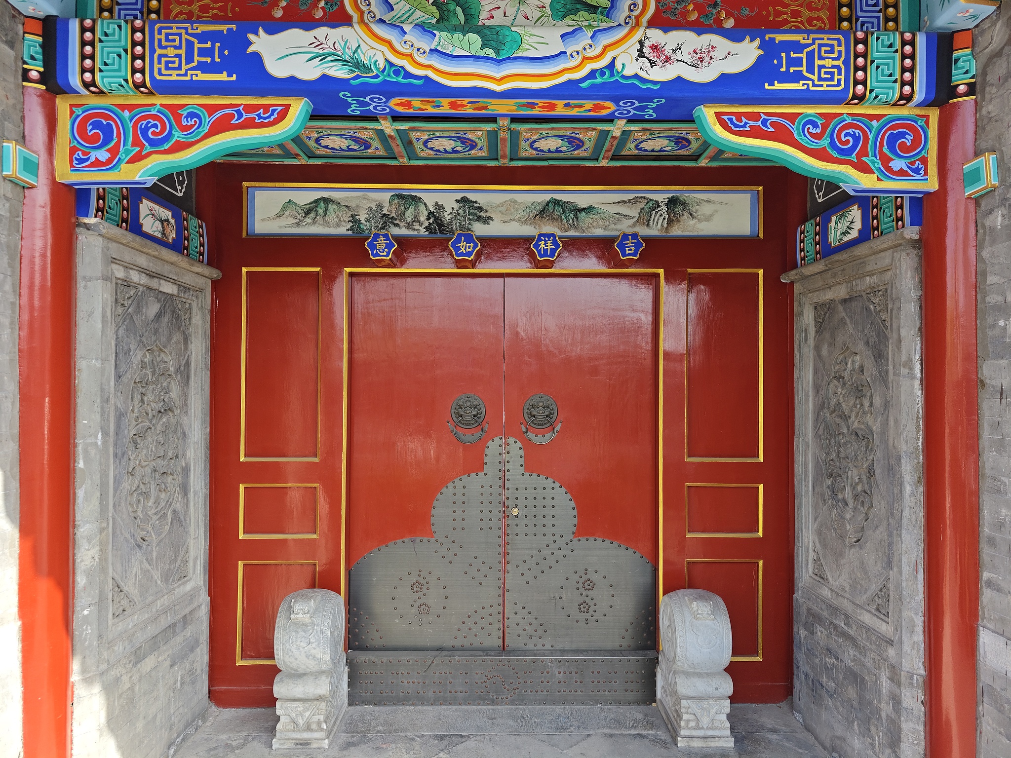 Une photo d’archive montre la porte d’une résidence traditionnelle chinoise avec cour à Pékin. /VCG