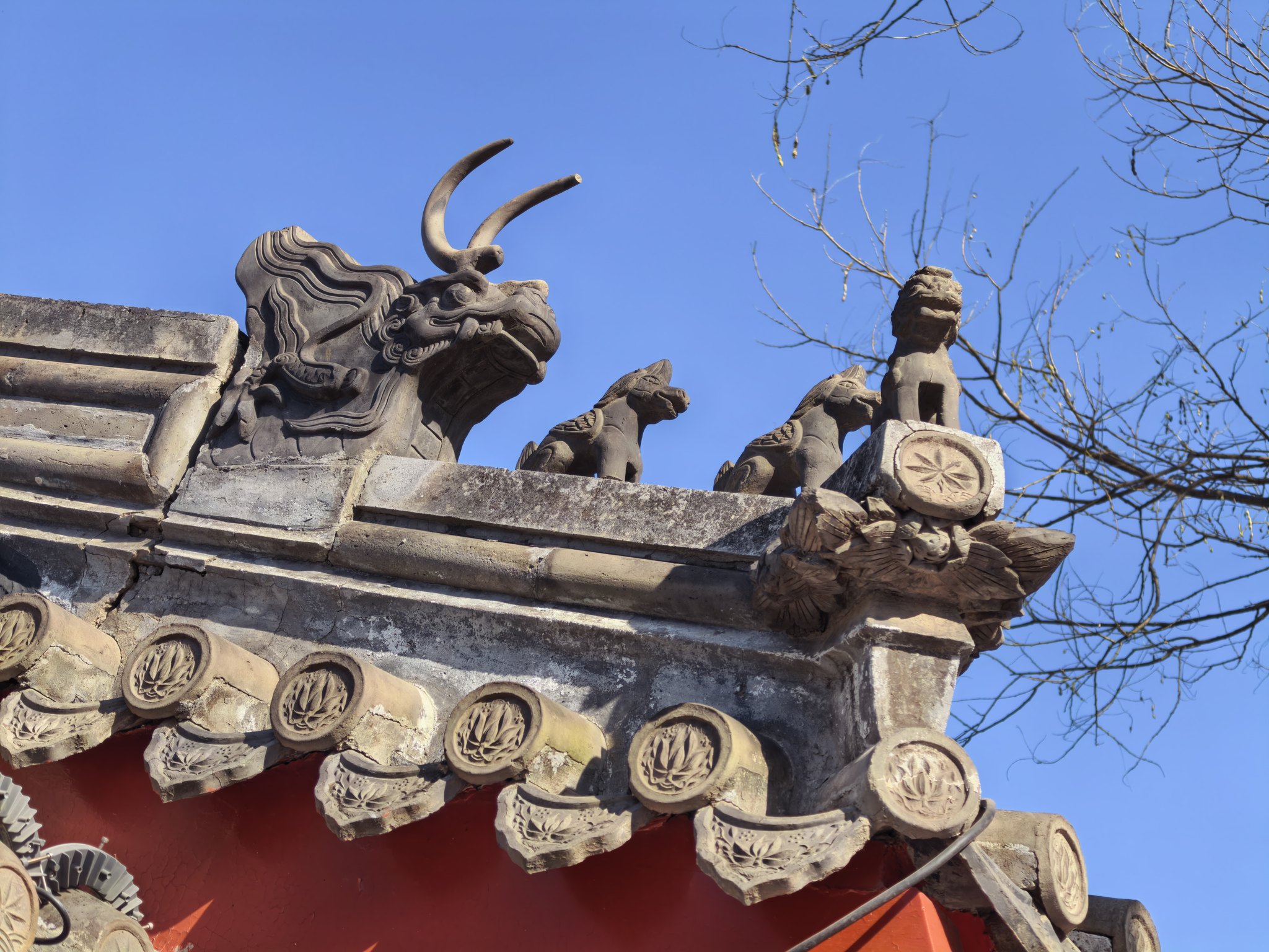 Une photo d'archive montre les détails décoratifs du siheyuan de Pékin, une résidence traditionnelle chinoise avec cour. /VCG