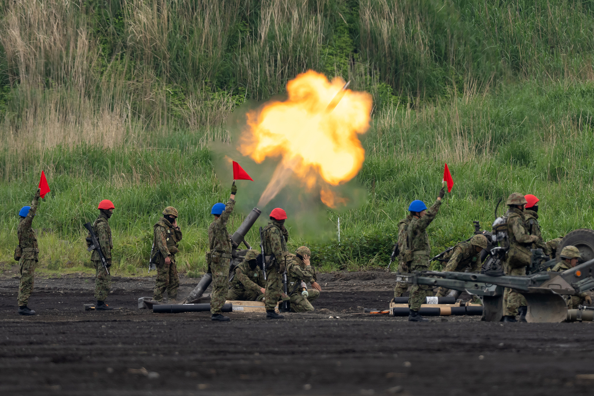 Des membres de la Force terrestre d'autodéfense japonaise tirent un mortier lors d'un exercice de tir réel dans la zone de manœuvre de l'Est du Fuji à Gotemba, préfecture de Shizuoka, Japon, le 8 juin 2025. /CFP
