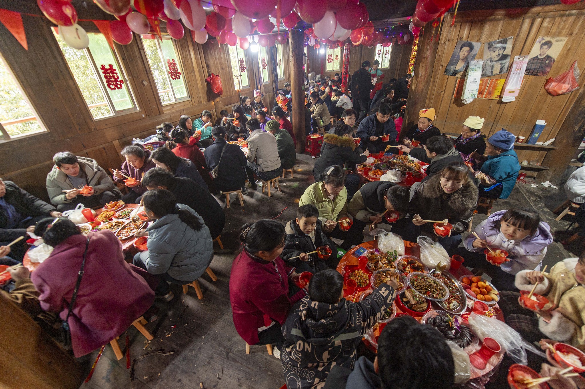 Une fête de mariage a lieu dans le comté de Congjiang, province du Guizhou, le 5 février 2026. /VCG
