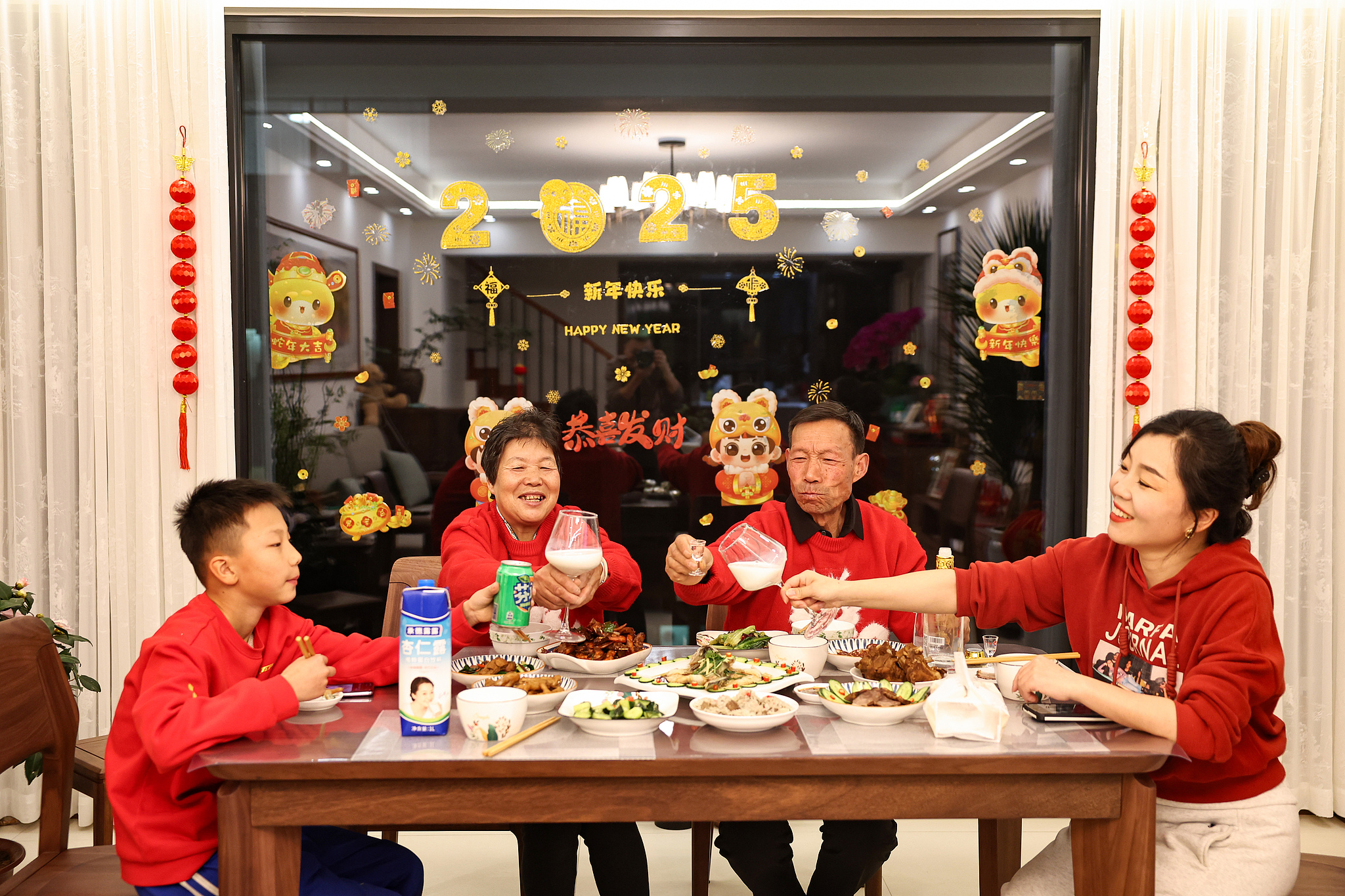 Une famille profite de son dîner de retrouvailles pour la Fête du Printemps chez elle à Lanzhou, province du Gansu, le 28 janvier 2025. /VCG
