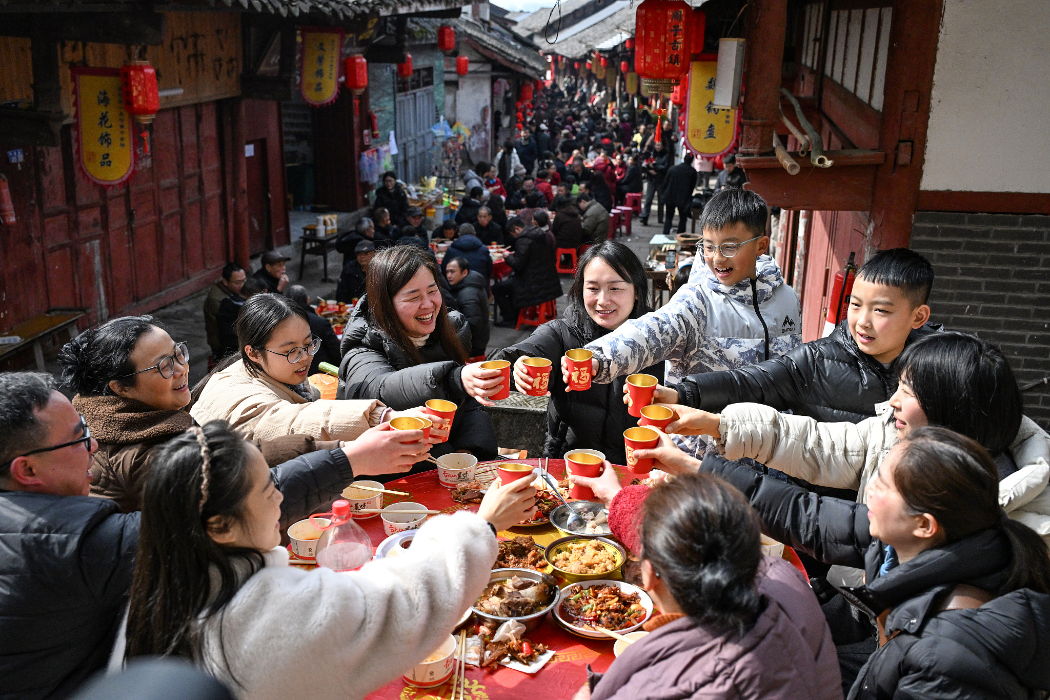 Les habitants profitent d'un rassemblement communautaire pour la Fête du Printemps à Nanchong, dans la province du Sichuan, le 10 février 2026. /VCG