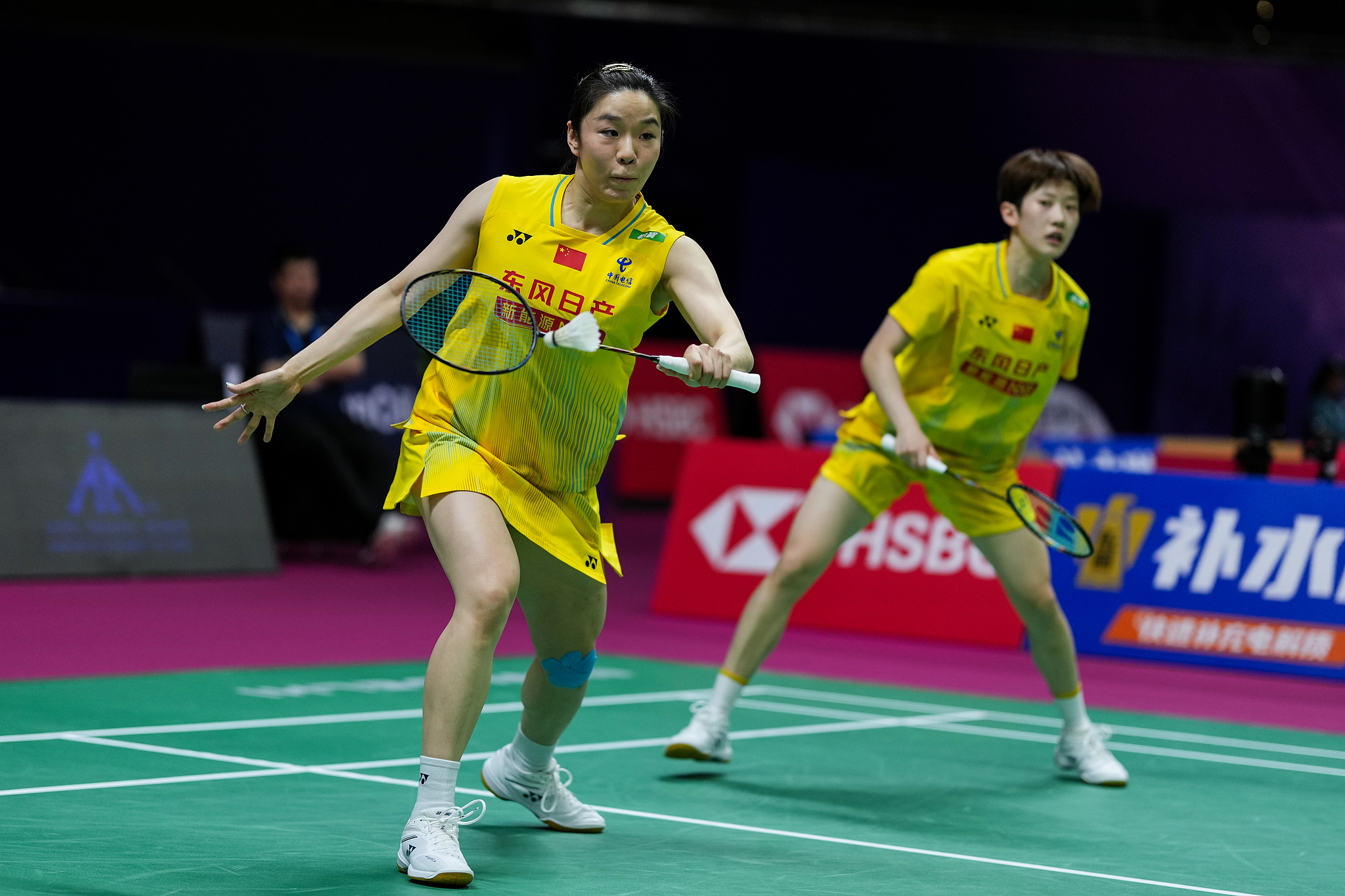 Les Chinois Jia Yifan (à gauche) et Zhang Shuxian affrontent Lui Lok Lok et Tsang Hiu Yan de la Région administrative spéciale de Hong Kong lors d'un match de double féminin en huitièmes de finale aux Championnats du monde de la BWF à New Delhi, en Inde, le 18 août 2026. /VCG