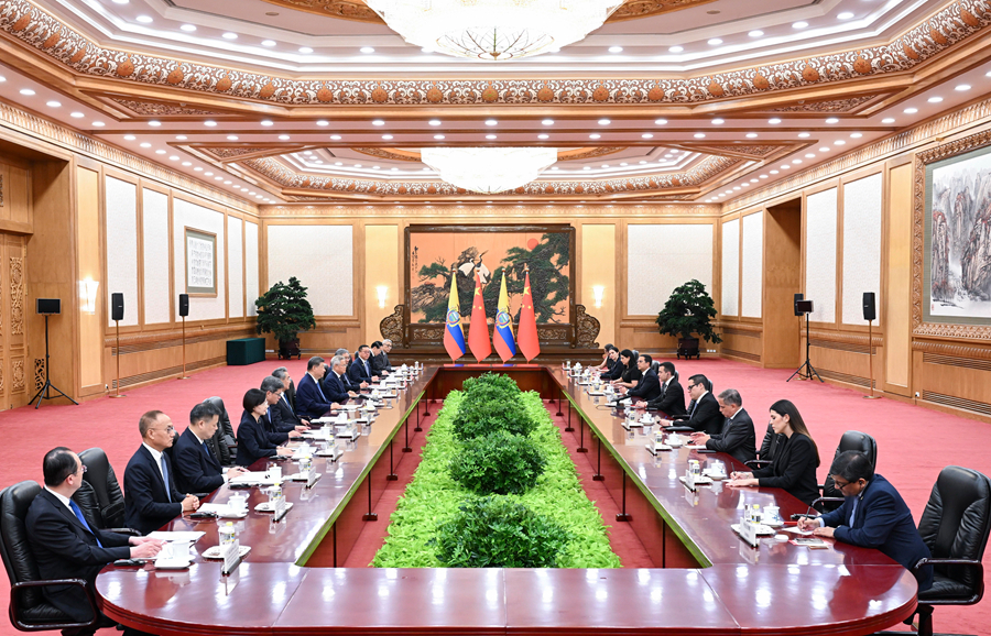 Le président chinois Xi Jinping s'entretient avec le président de la République de l'Équateur Daniel Roy-Gilchrist Noboa Azín, au Grand Palais du Peuple à Pékin, capitale de la Chine, le 18 août 2026. /Xinhua