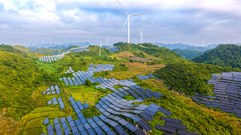 Des panneaux photovoltaïques sont soigneusement disposés sur fond de montagnes verdoyantes dans le canton ethnique de Dingxin Yi et Miao, ville de Qianxi, province du Guizhou (sud-ouest de la Chine), le 17 août 2026. /CFP