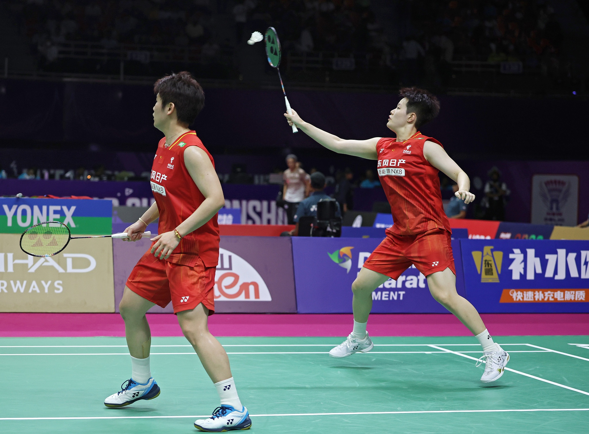 La Chinoise Tan Ning (à droite) tire aux côtés de Liu Shengshu lors des huitièmes de finale du double féminin contre les Bulgares Gabriela Stoeva et Stefani Stoeva aux Championnats du monde de la BWF à New Delhi, en Inde, le 20 août 2026. /VCG