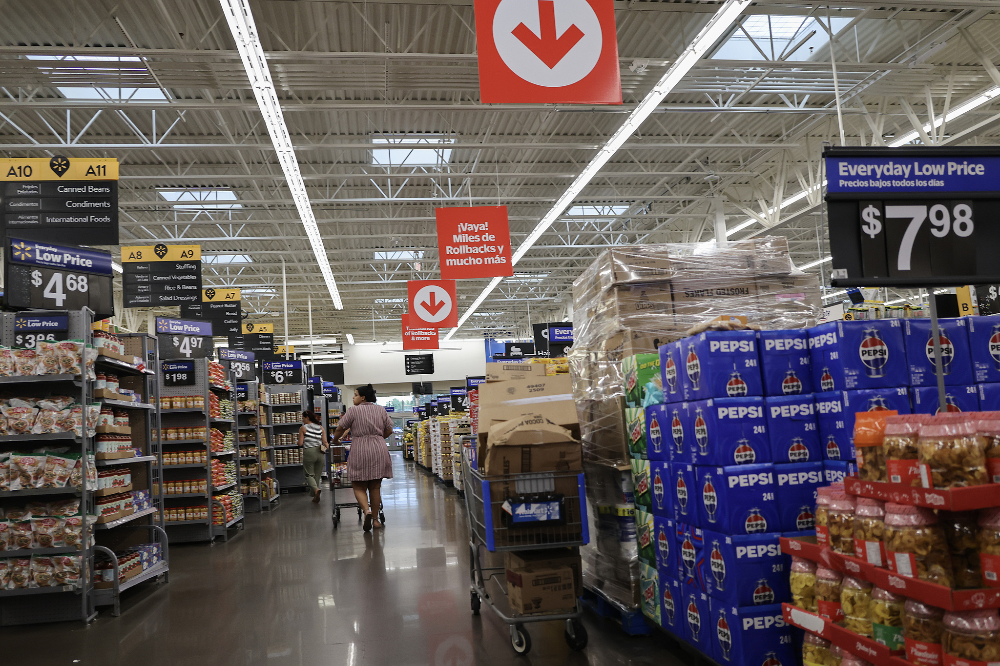 Des articles à vendre sont vus dans un magasin Walmart à Miami, Floride, États-Unis, le 20 août 2026. /VCG