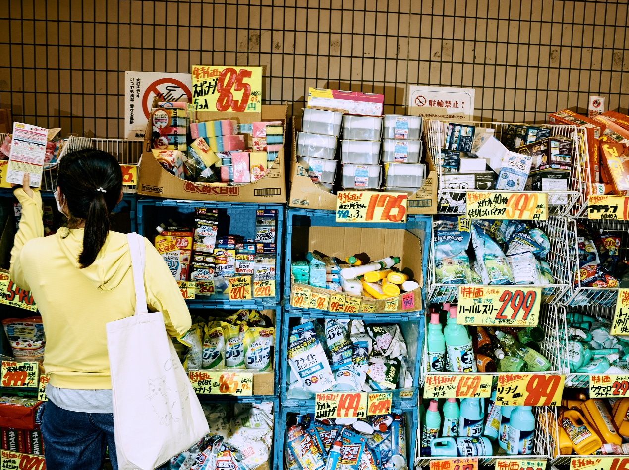 Un client regarde des produits exposés devant une pharmacie à Tokyo, au Japon, le 22 juillet 2026. /VCG