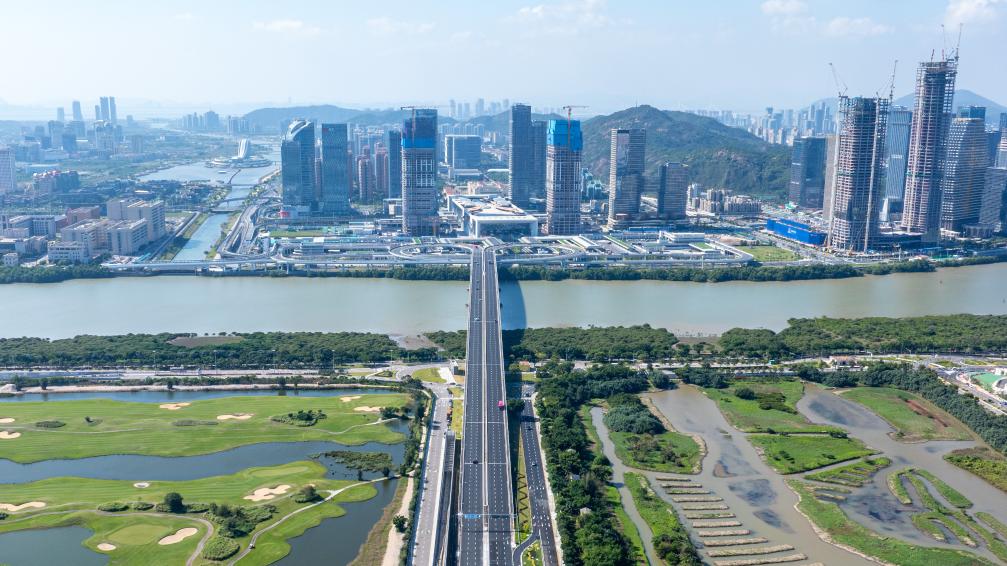Une photo aérienne du pont Lotus reliant la région administrative spéciale de Macao (sud de la Chine) et Hengqin de la ville de Zhuhai, province du Guangdong (sud de la Chine), le 4 décembre 2024. /Xinhua