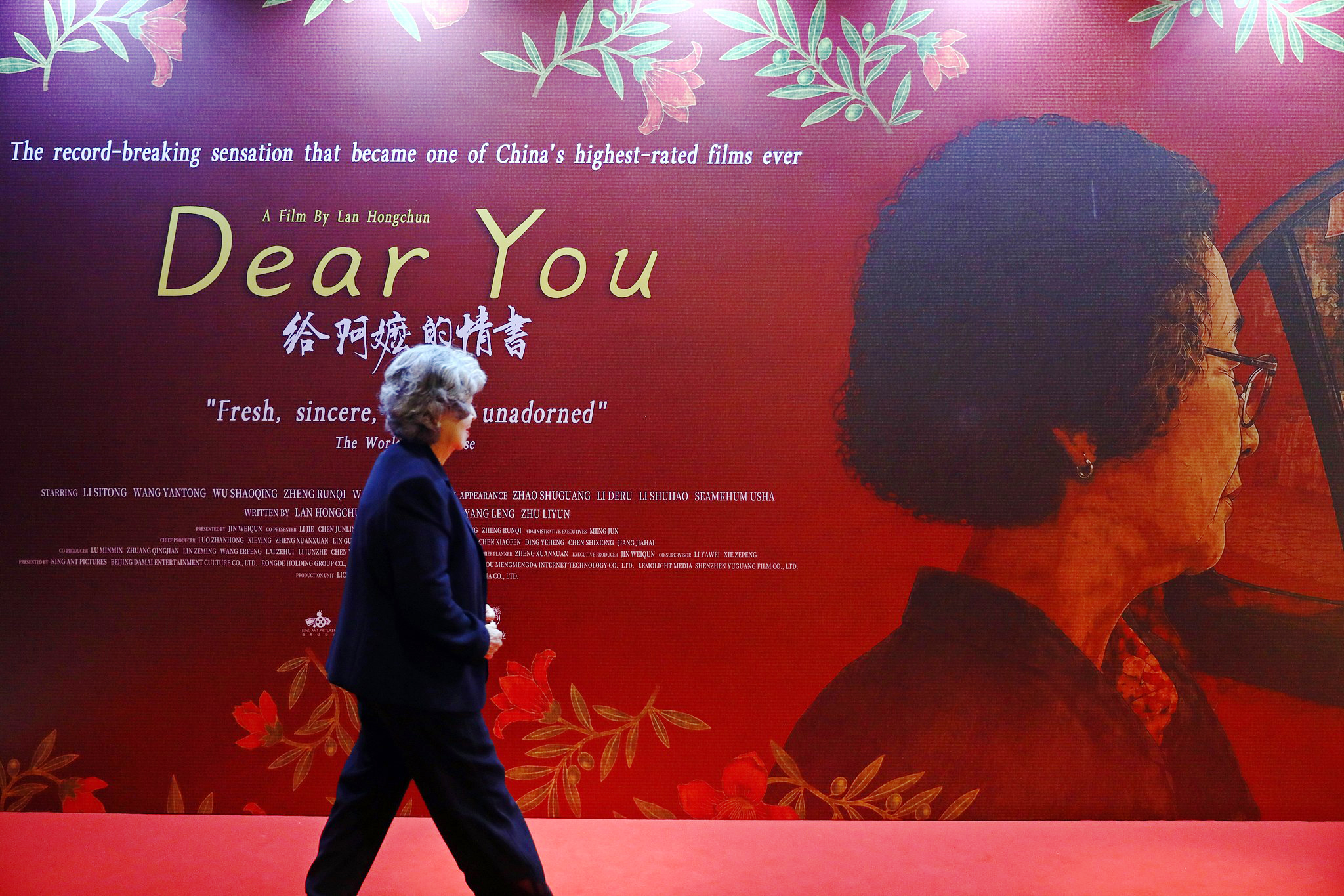 Un spectateur passe devant une affiche du film chinois 