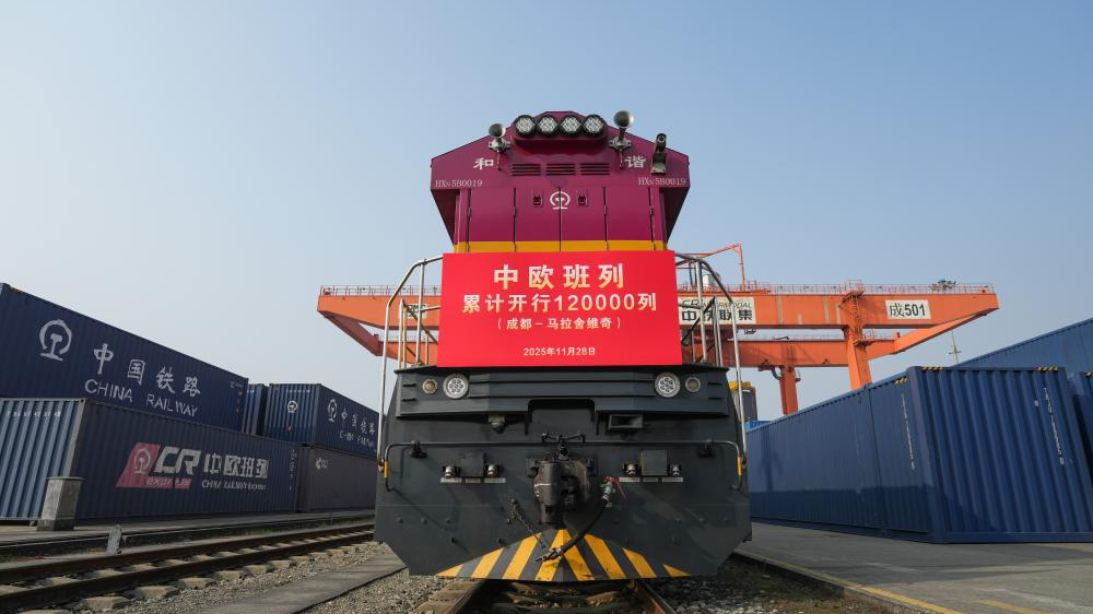 Le train de marchandises Chine-Europe X8086 attend son départ au port ferroviaire international de Chengdu, à Chengdu, dans la province chinoise du Sichuan (sud-ouest), le 28 novembre 2025. /Xinhua