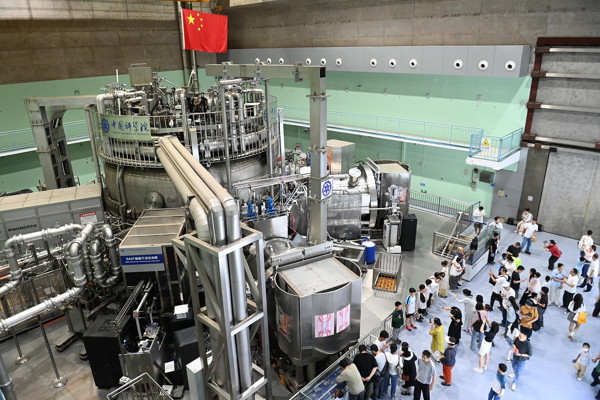Des citoyens visitent le dispositif de fusion nucléaire expérimental Advanced Superconducting Tokamak (EAST), à Hefei, dans la province de l'Anhui (est de la Chine), le 17 mai 2025. /VCG