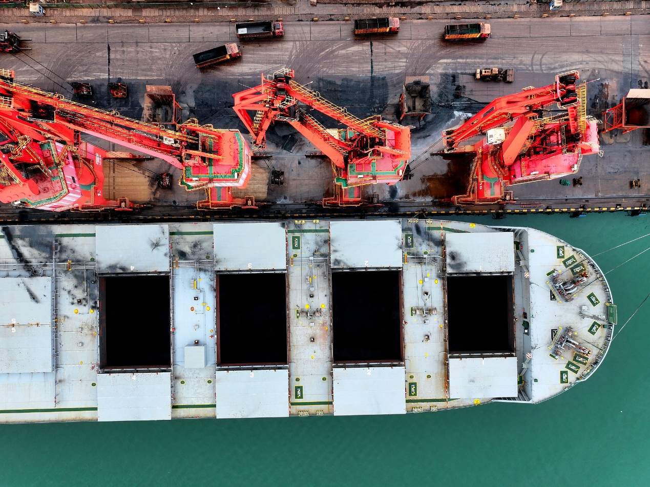 Un cargo décharge du charbon thermique importé dans un terminal portuaire de Lianyungang, province du Jiangsu, Chine, le 14 août 2026. /VCG