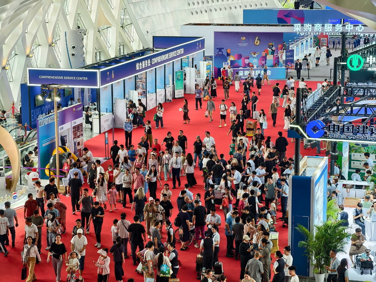 Les foules remplissent les salles d'exposition lors de la sixième exposition internationale des produits de consommation de Chine à Haikou, province de Hainan, Chine, le 18 avril 2026. /VCG