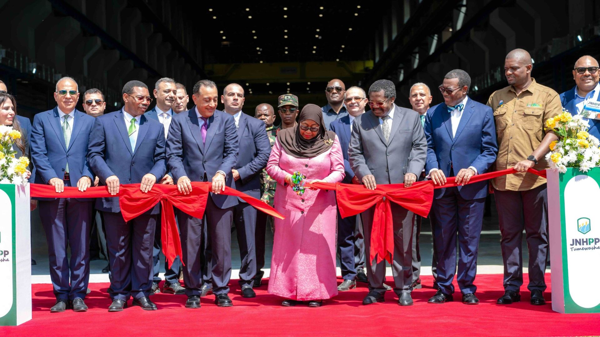 La présidente Samia Suluhu inaugure la centrale hydroélectrique Julius Nyerere de 2 115 mégawatts, un projet historique dans le district de Rufiji, dans la région côtière, en Tanzanie, le 22 août 2026. /Présidence tanzanienne
