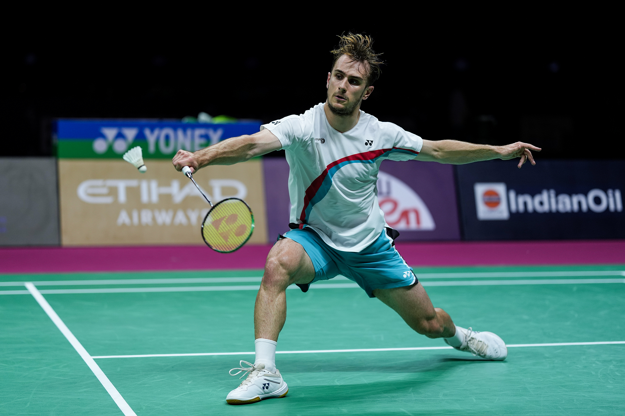 Le Français Alex Lanier réussit un tir lors de la finale du simple messieurs contre le Japonais Kodai Naraoka aux Championnats du monde BWF à New Delhi, en Inde, le 23 août 2026. /VCG