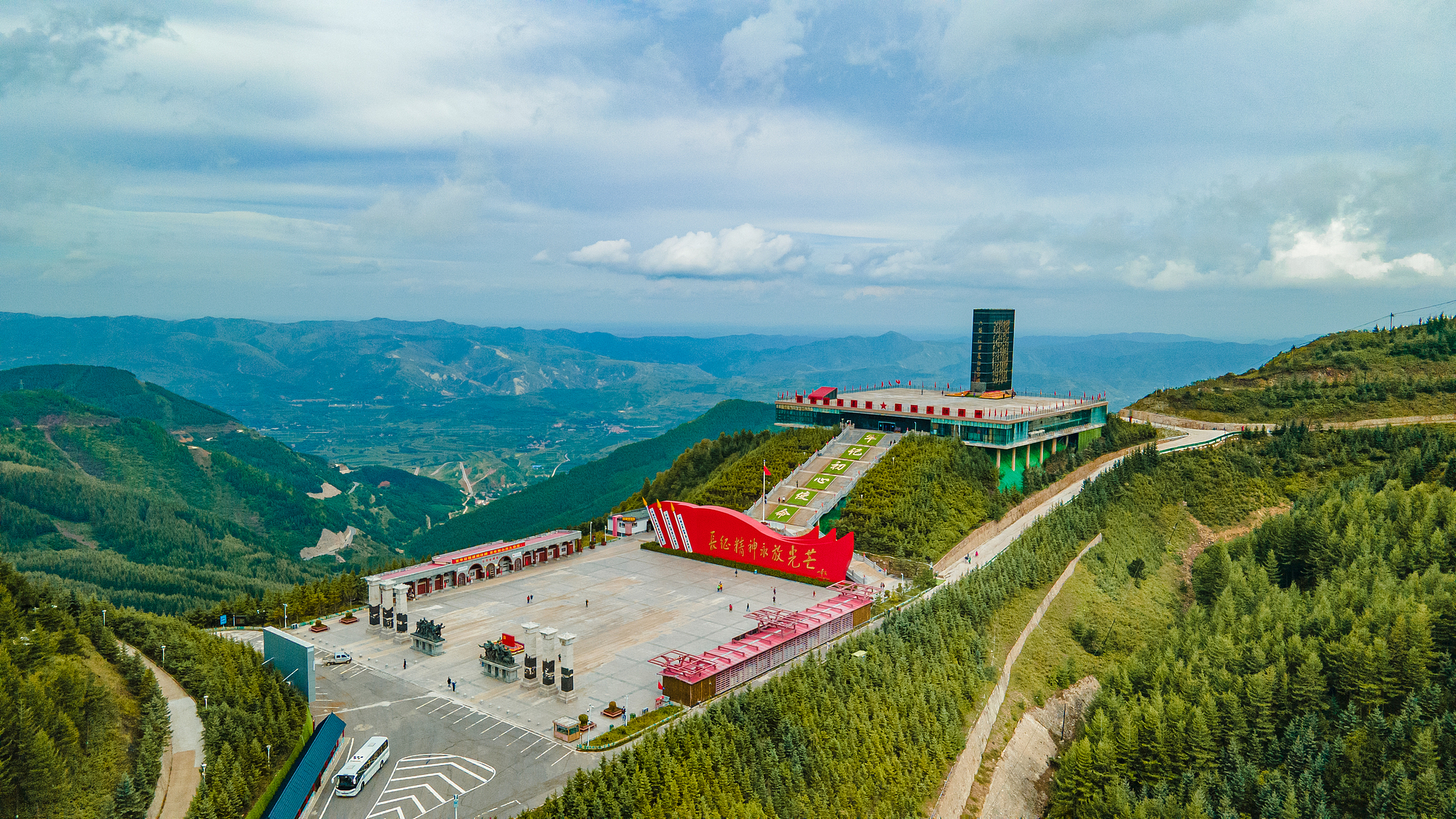 Une photo d'archive montre la zone touristique de la Longue Marche de l'Armée rouge du mont Liupan, dans la ville de Guyuan, dans la région autonome du Ningxia Hui, dans le nord-ouest de la Chine. /VCG