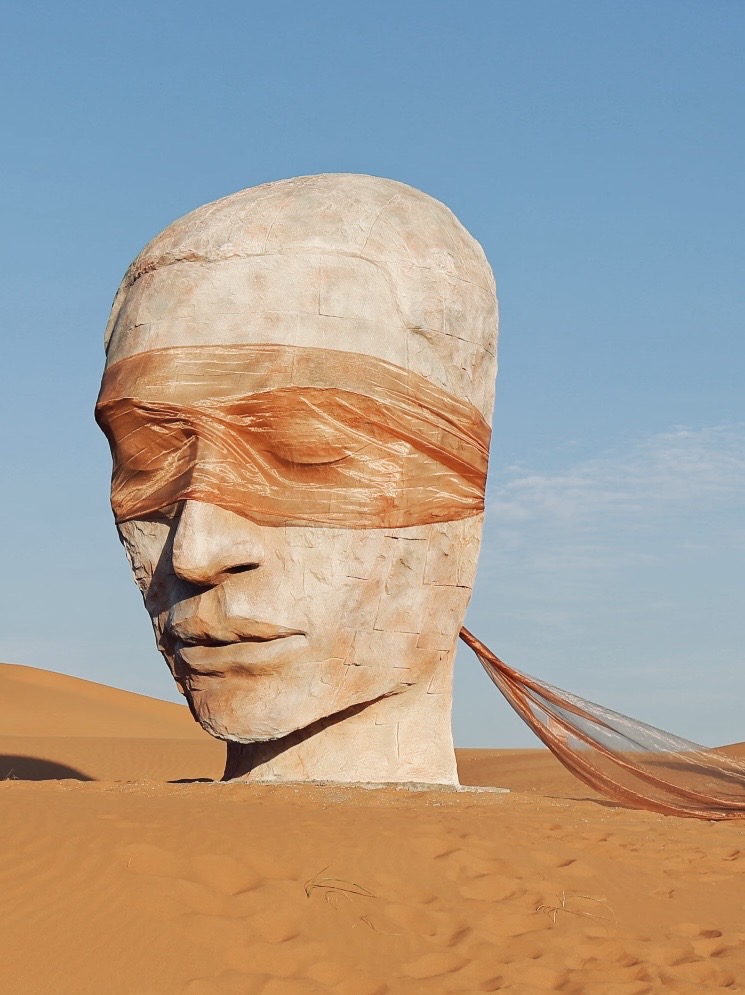 Une photo prise en août 2026 montre une statue dans la zone panoramique de Shapotou, dans la ville de Zhongwei, dans la région autonome du Ningxia Hui, dans le nord-ouest de la Chine. /Photo fournie à CGTN