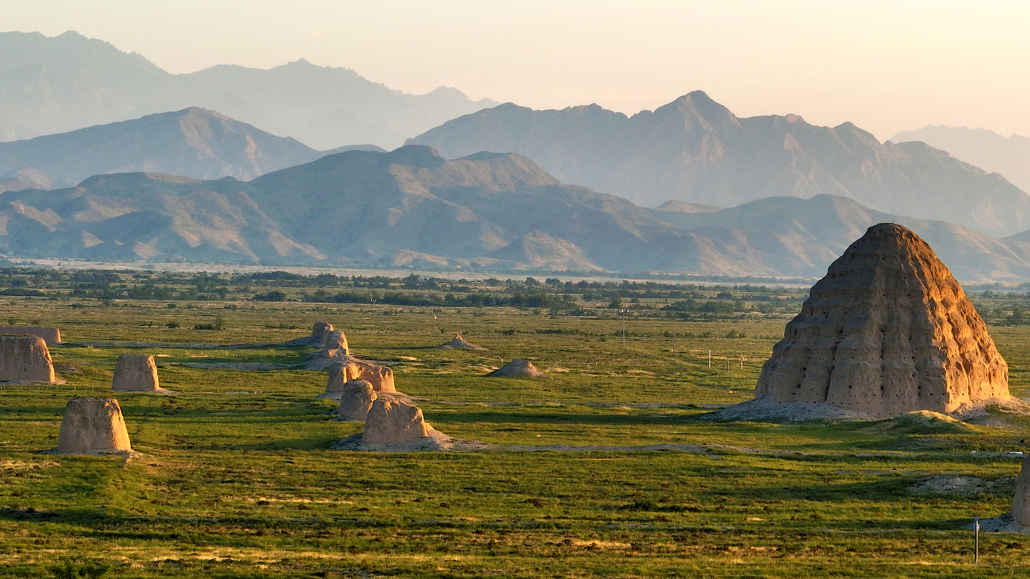Une photo d'archive montre les tombeaux impériaux de Xixia, dans la région autonome de Ningxia Hui, dans le nord-ouest de la Chine. /VCG