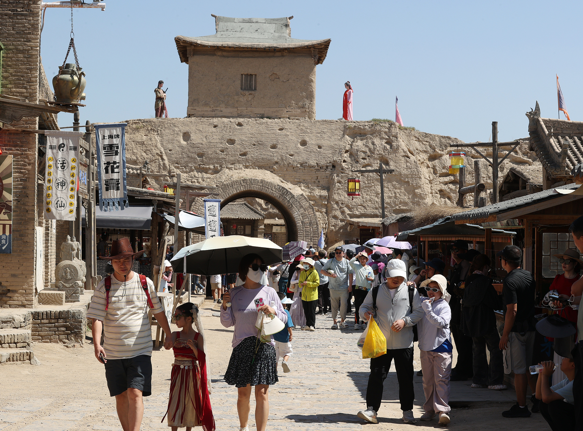 Des visiteurs explorent le studio de cinéma occidental de Zhenbeipu, dans la ville de Yinchuan, dans la région autonome du Ningxia Hui, dans le nord-ouest de la Chine, le 23 août 2026. /VCG