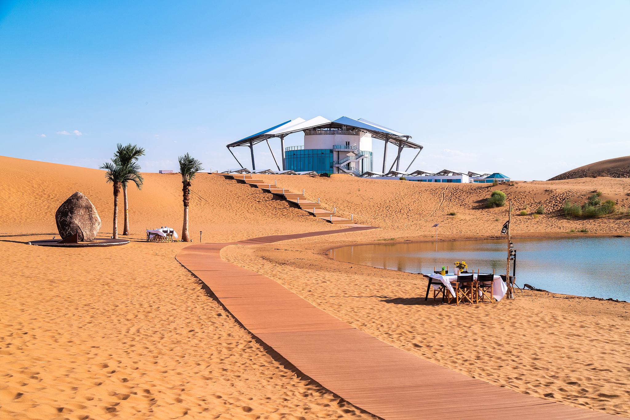 Une photo d'archive montre un hôtel dans la zone panoramique de Shapotou, dans la ville de Zhongwei, dans la région autonome du Ningxia Hui, dans le nord-ouest de la Chine. /VCG