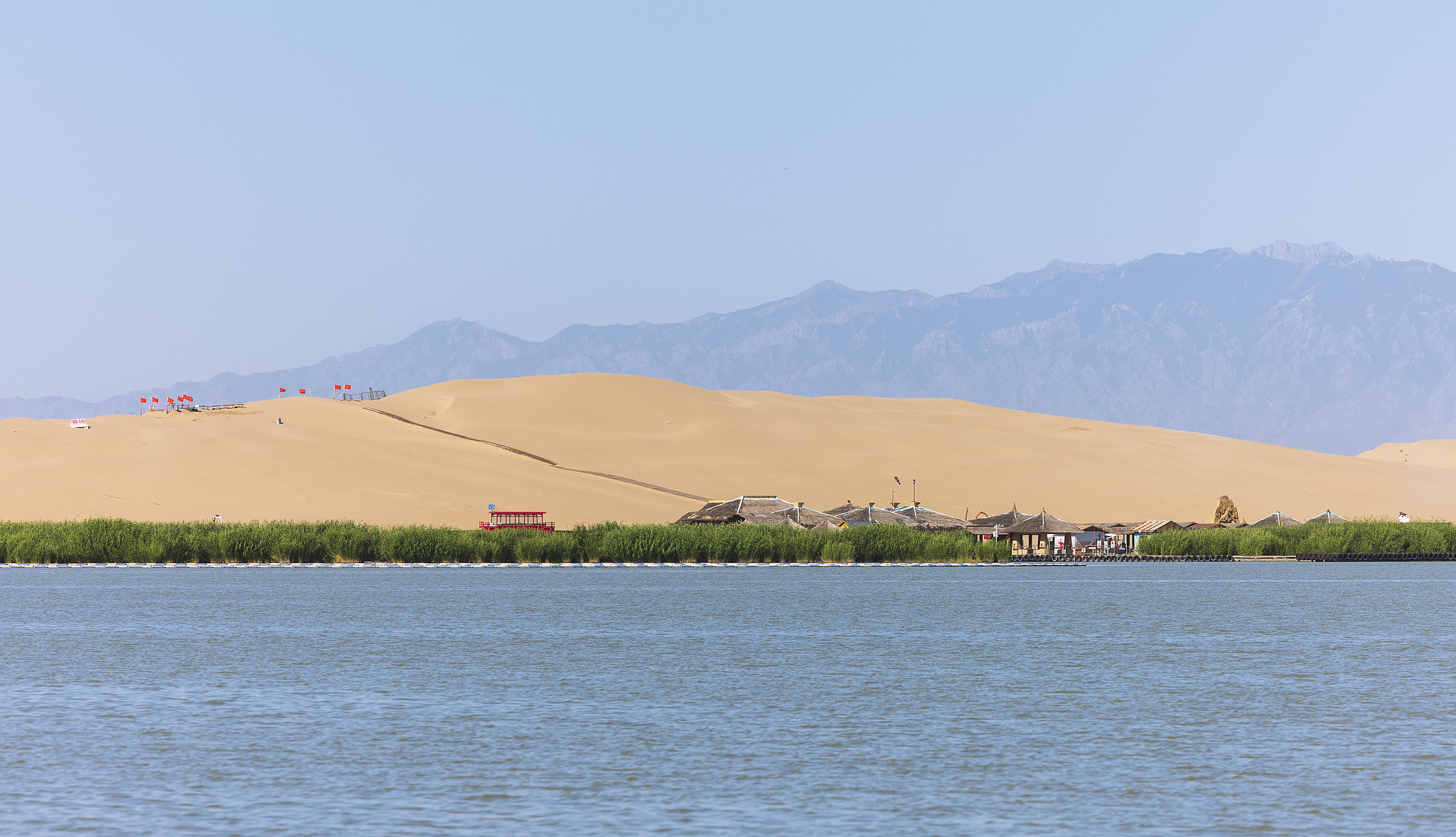Une photo d'archive montre le lac de sable dans la ville de Shizuishan, dans la région autonome du Ningxia Hui, dans le nord-ouest de la Chine. /VCG