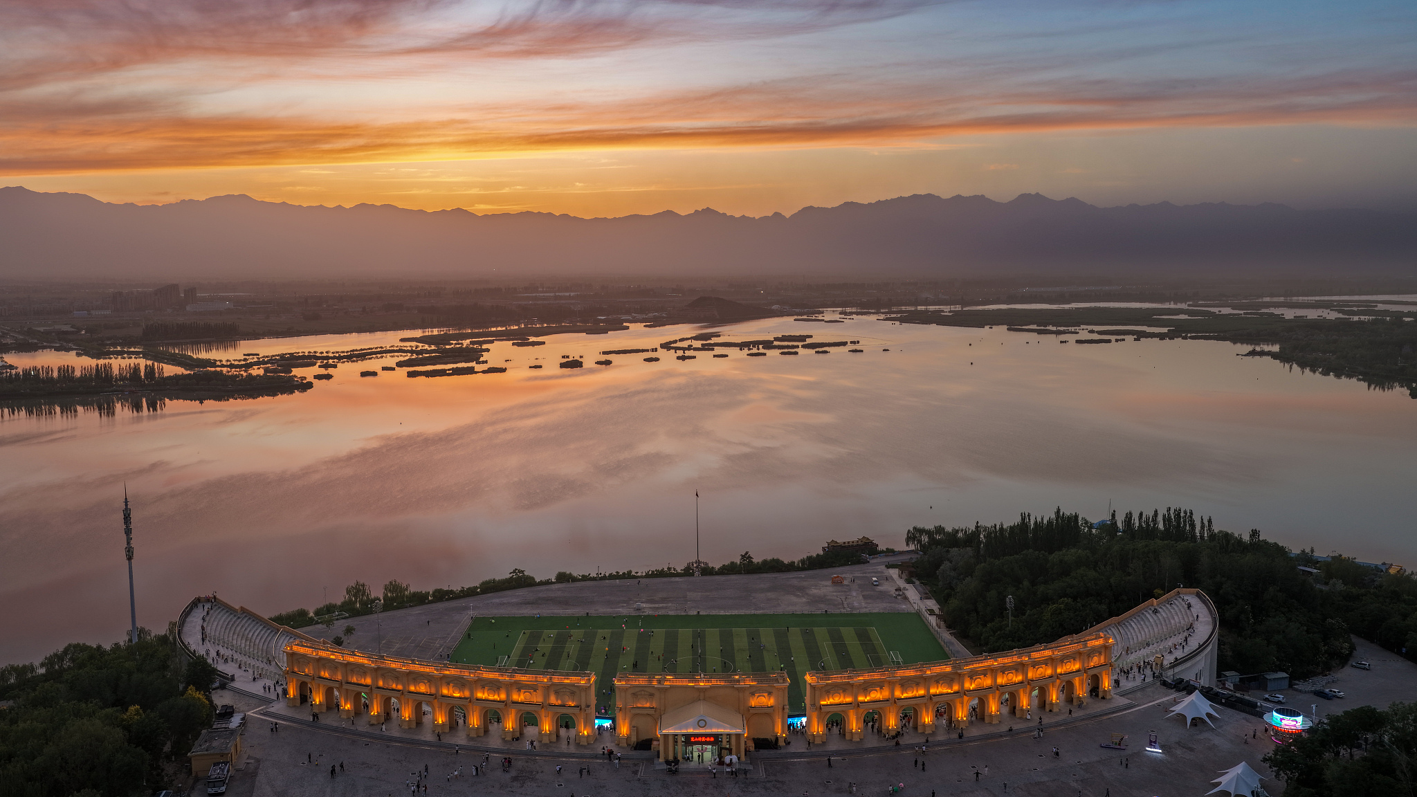 Une photo d'archive montre le parc Lanshan, réputé pour ses superbes couchers de soleil, dans la ville de Yinchuan, dans la région autonome du Ningxia Hui, dans le nord-ouest de la Chine. /VCG