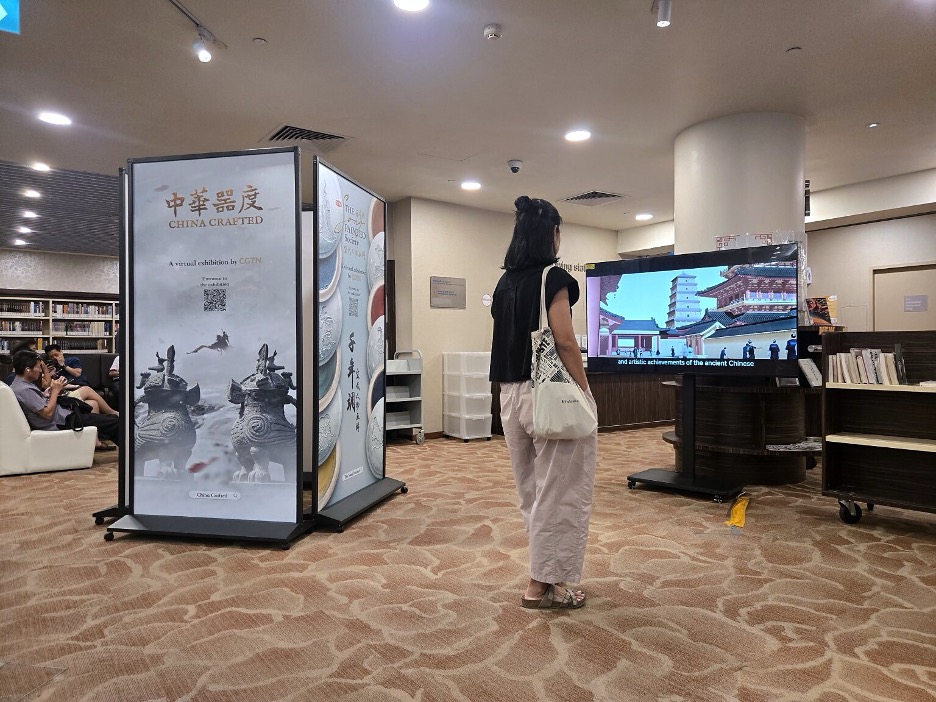 Un visiteur regarde une séquence animée dans la vitrine China Crafted. /CGTN