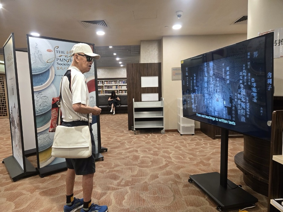 M. Long regarde l'un des films présentés dans China Crafted à la bibliothèque de Chinatown. /CGTN