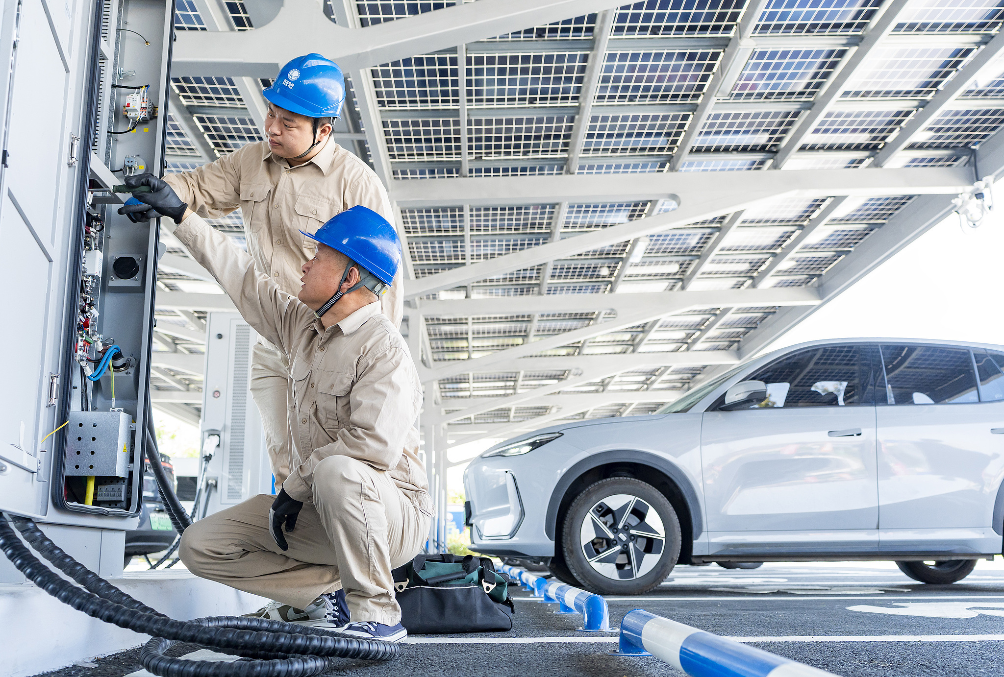 Le personnel de la State Grid Nantong Power Supply Company effectue des inspections de sécurité sur les installations électriques de soutien à Nantong, province du Jiangsu, Chine, le 10 juin 2026. /VCG