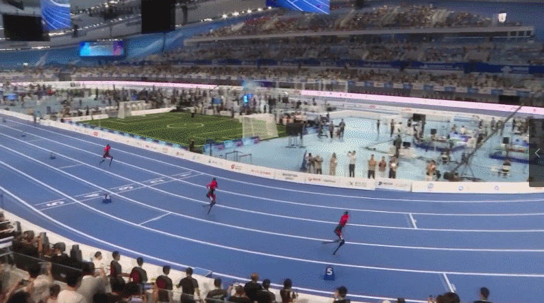 Des robots humanoïdes courent lors d'une compétition de vitesse lors des deuxièmes Jeux mondiaux des robots humanoïdes, à Pékin, en Chine, le 23 août 2026. /CMG