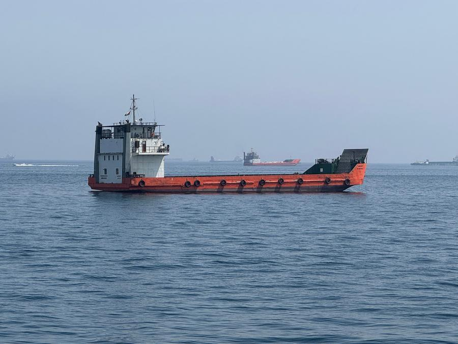 Des navires marchands échoués dans les eaux du détroit d'Ormuz, près de Khasab, une petite ville du nord d'Oman, le 29 mai 2026. /Xinhua