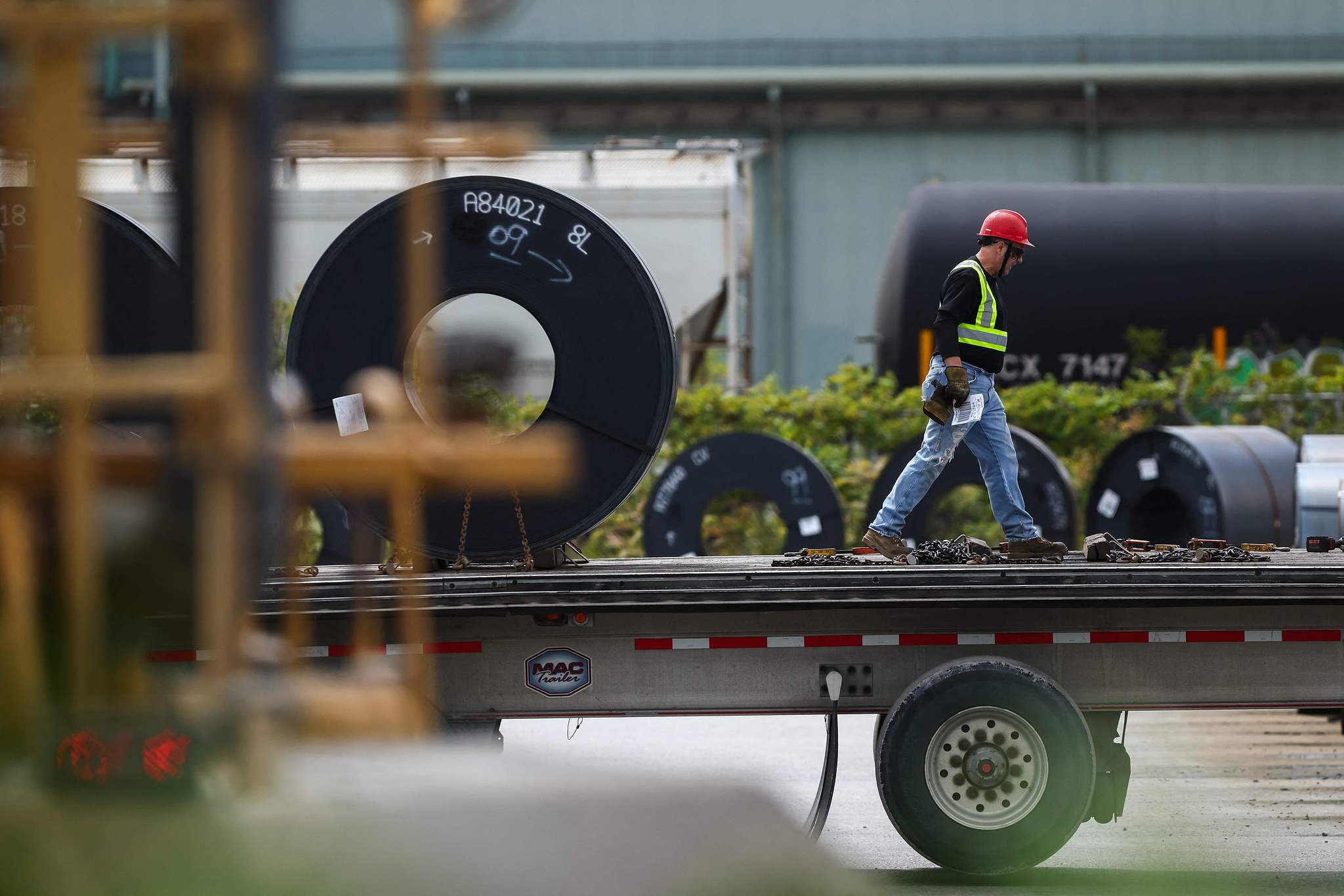 Un travailleur prépare des bobines d'acier pour le transport dans une installation d'ArcelorMittal Dofasco à Hamilton, Ontario, Canada, le 24 août 2026. /VCG