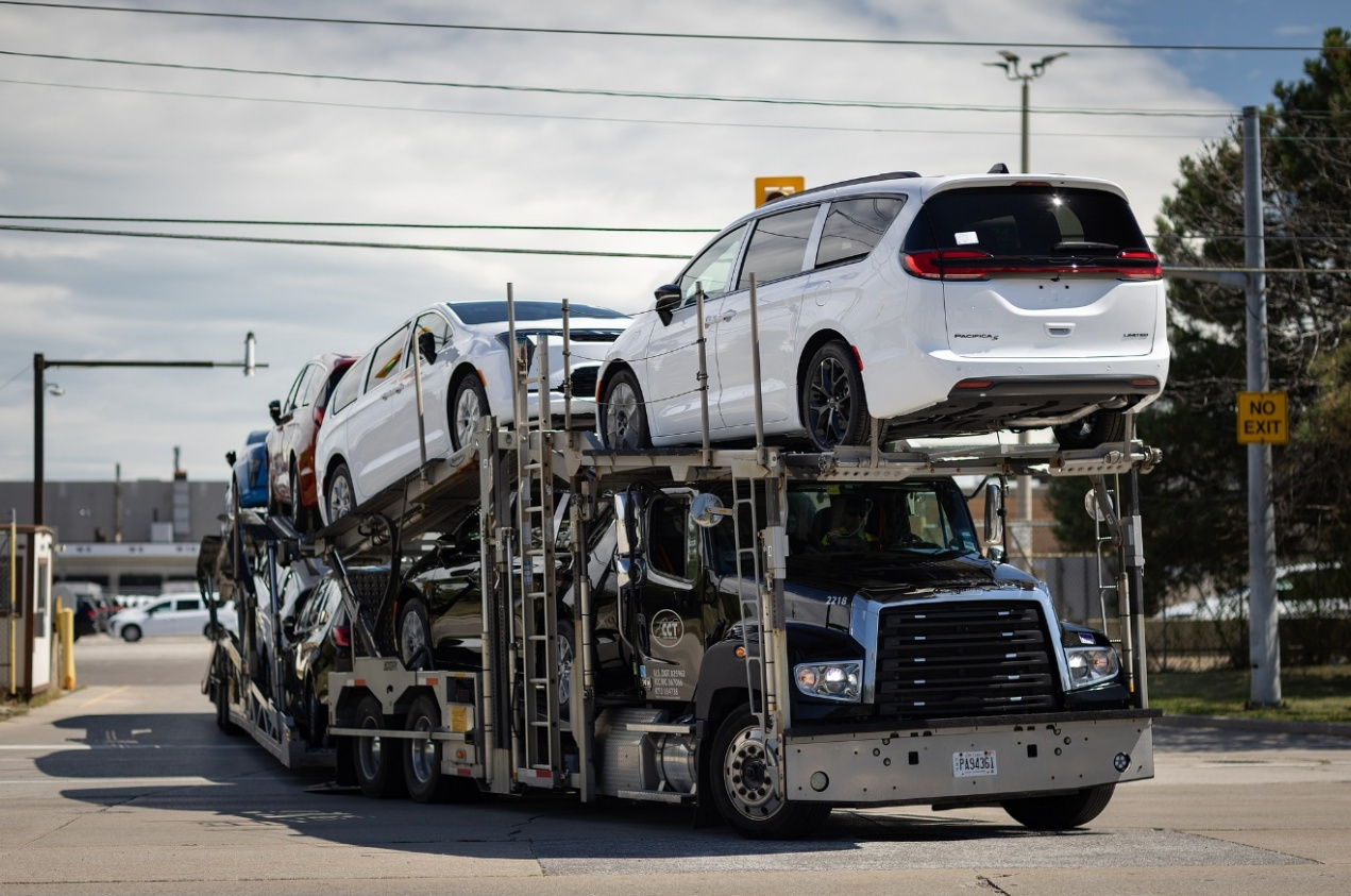 Les mini-fourgonnettes Chrysler Pacifica sont transportées depuis l'usine d'assemblage du constructeur automobile de Windsor, à Windsor, Ontario, Canada, le 24 août 2026. /VCG