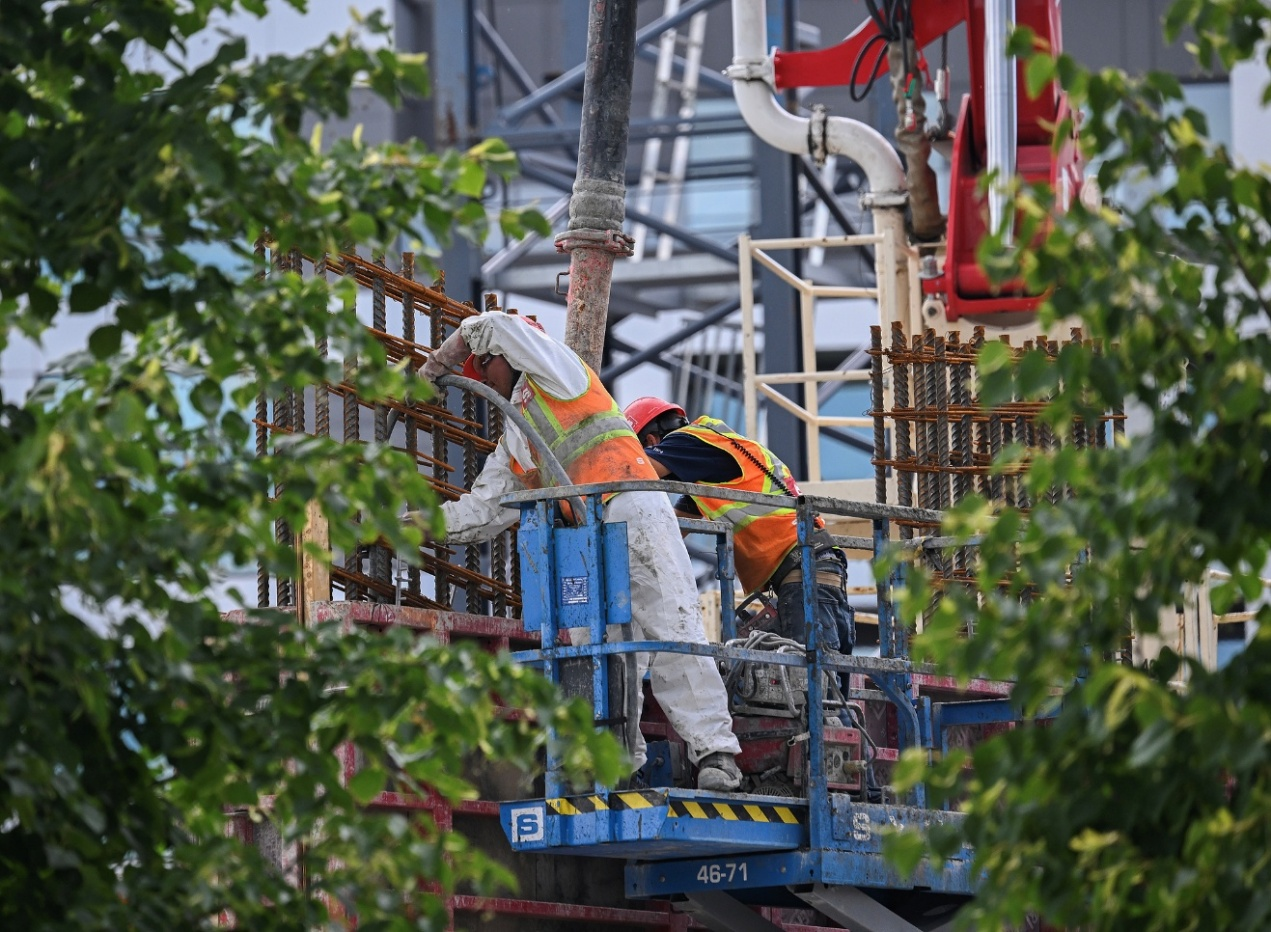 Des ouvriers de la construction sont présentés sur un chantier de construction résidentielle à Montréal, Québec, Canada, le 25 août 2026. /VCG