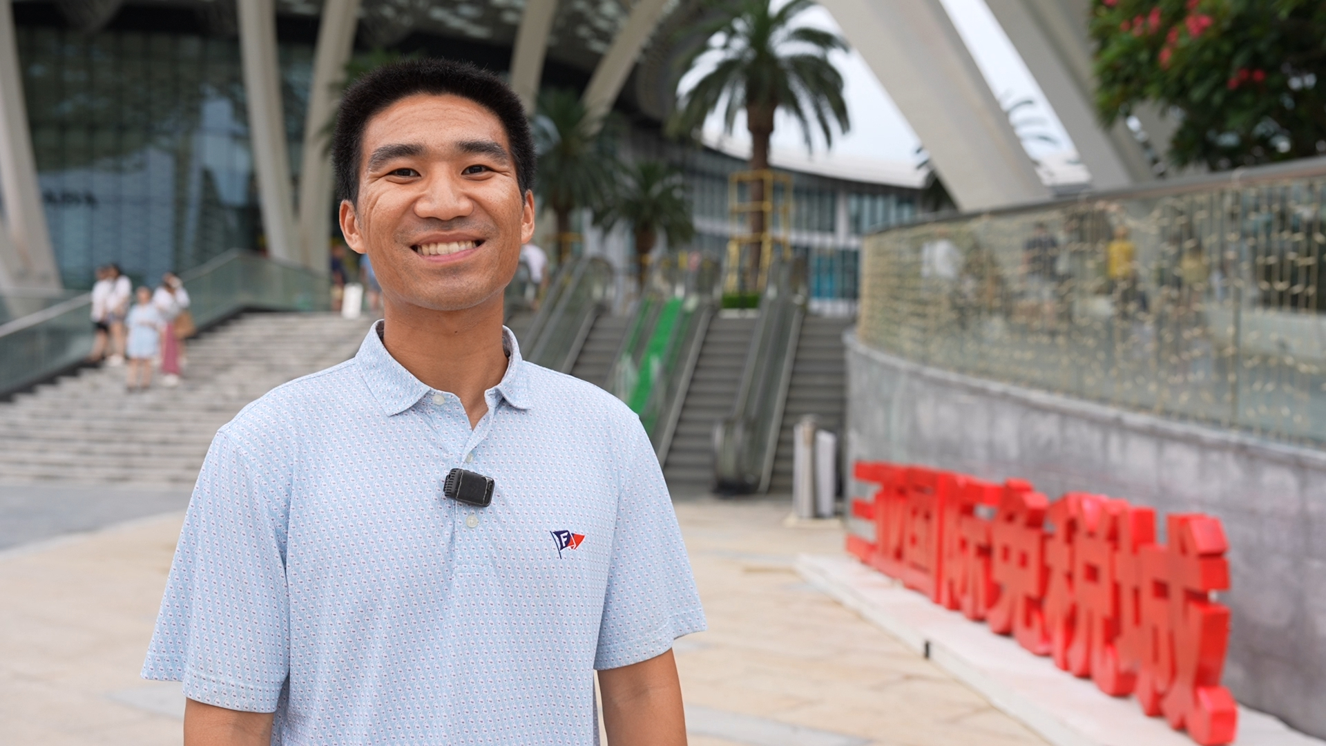 Allan Lei, un professionnel de la technologie financière de Californie, visite le complexe commercial international hors taxes de Sanya, le 31 juillet 2026.