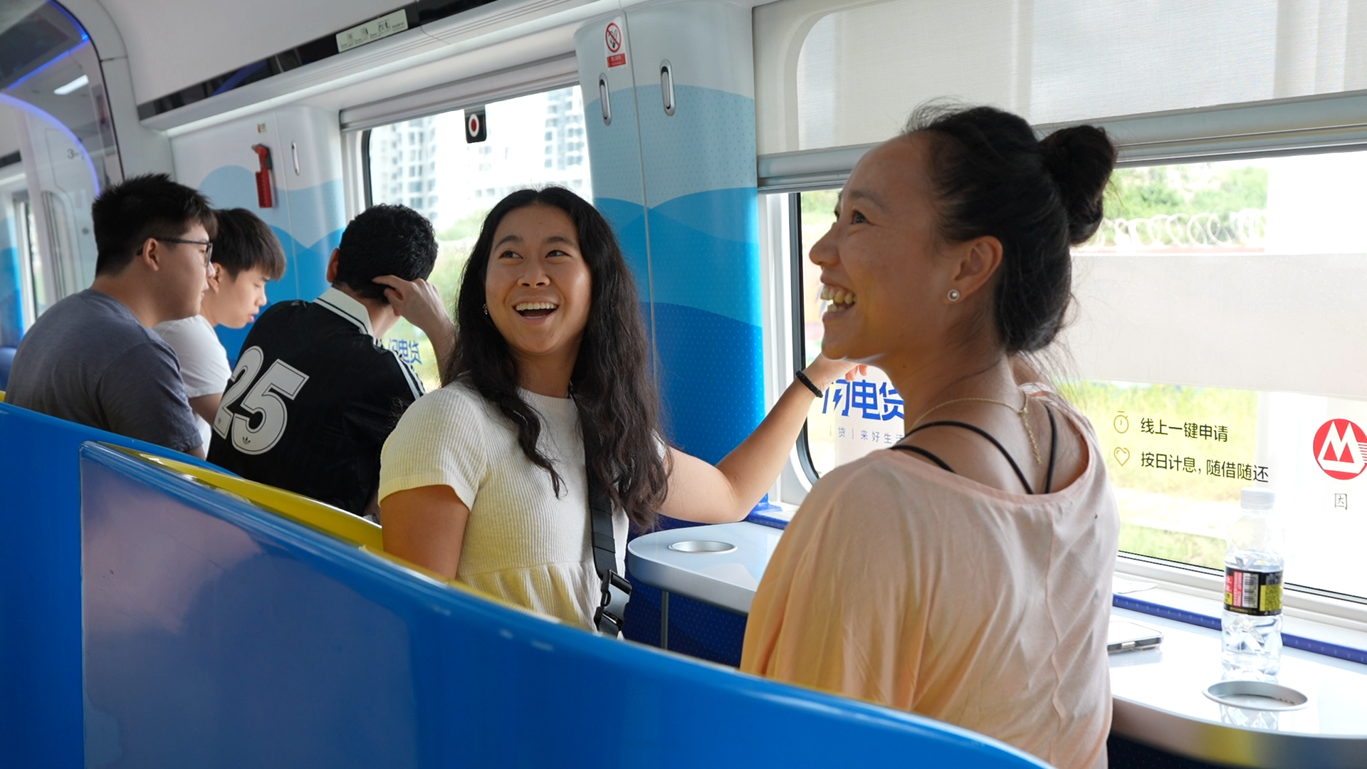 De jeunes représentants technologiques américains sur un train à grande vitesse à Sanya, province de Hainan, Chine du Sud, le 30 juillet 2026.